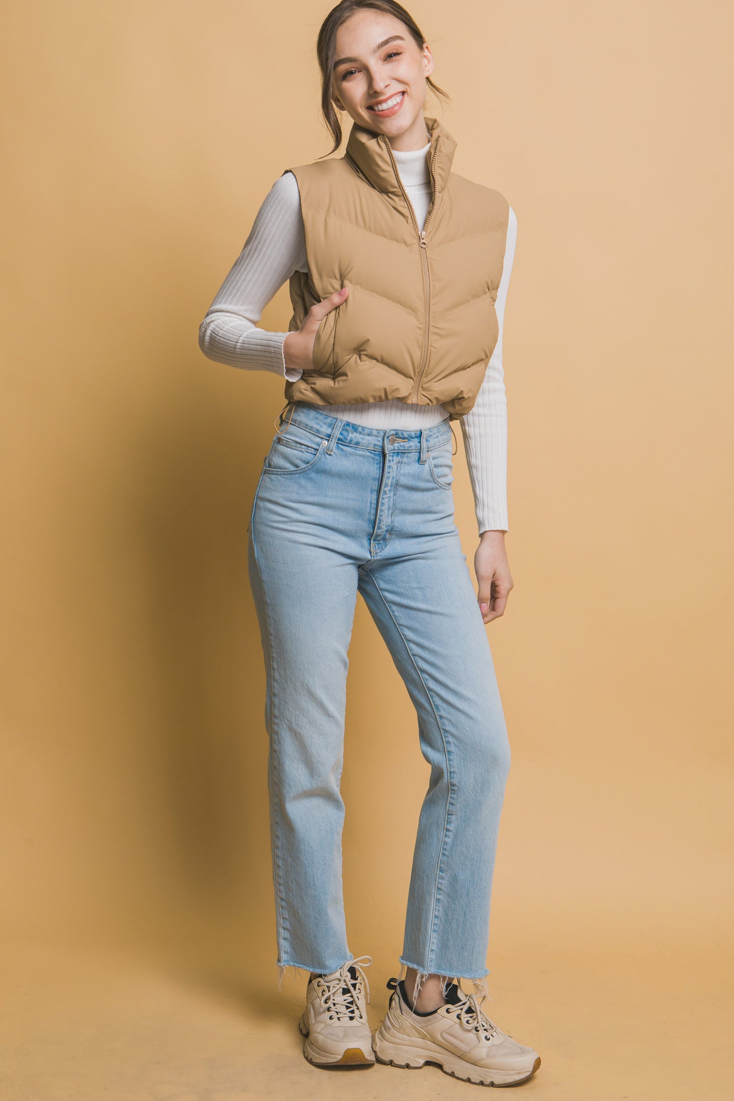 Chaleco acolchado moderno corte corto y cuello alto