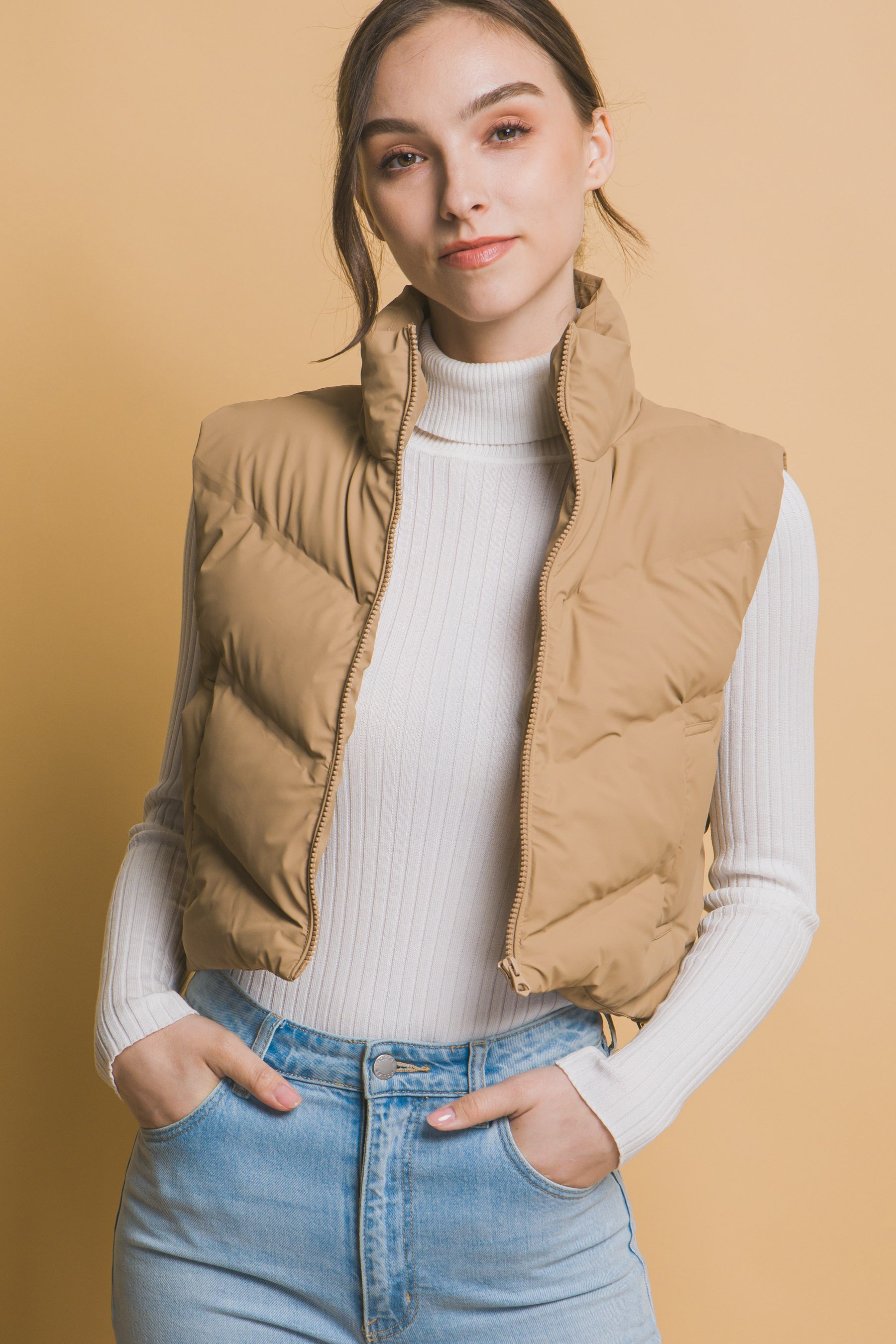 Chaleco acolchado moderno corte corto y cuello alto