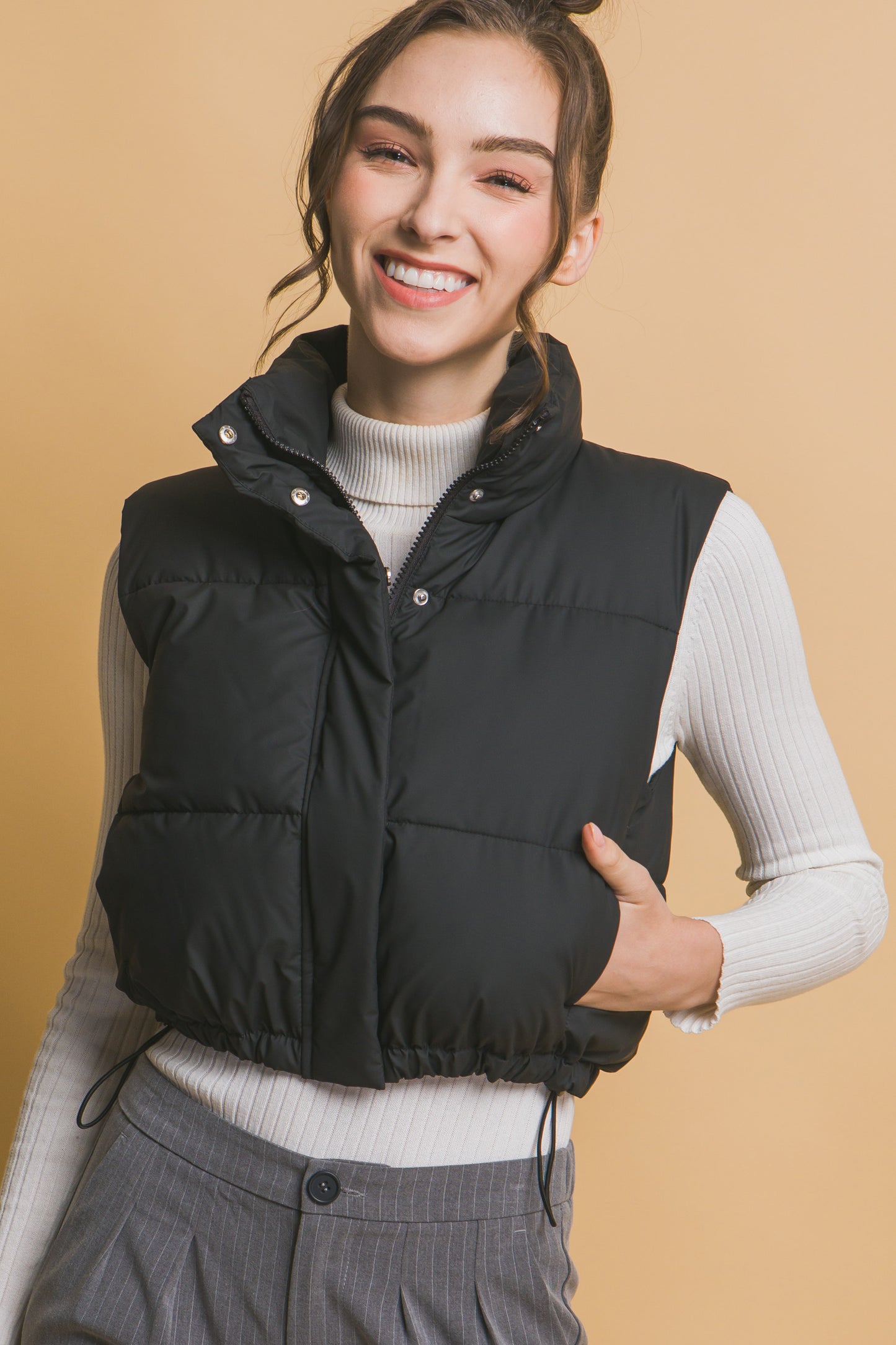 Chaleco acolchado con cuello alto y ajuste en cintura