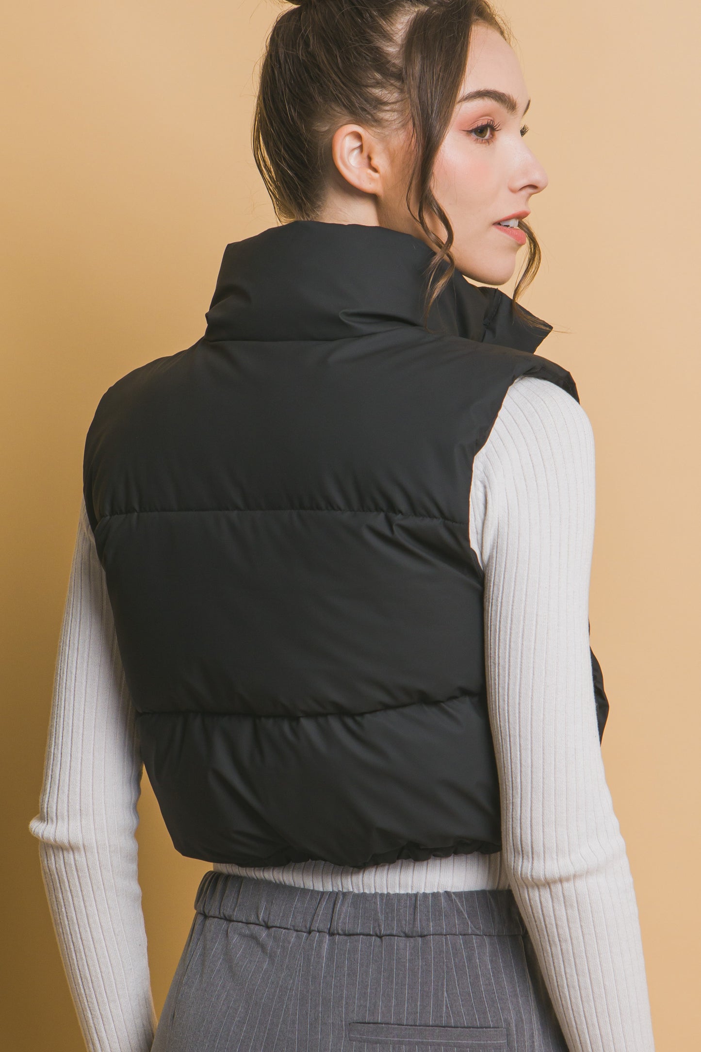 Chaleco acolchado con cuello alto y ajuste en cintura