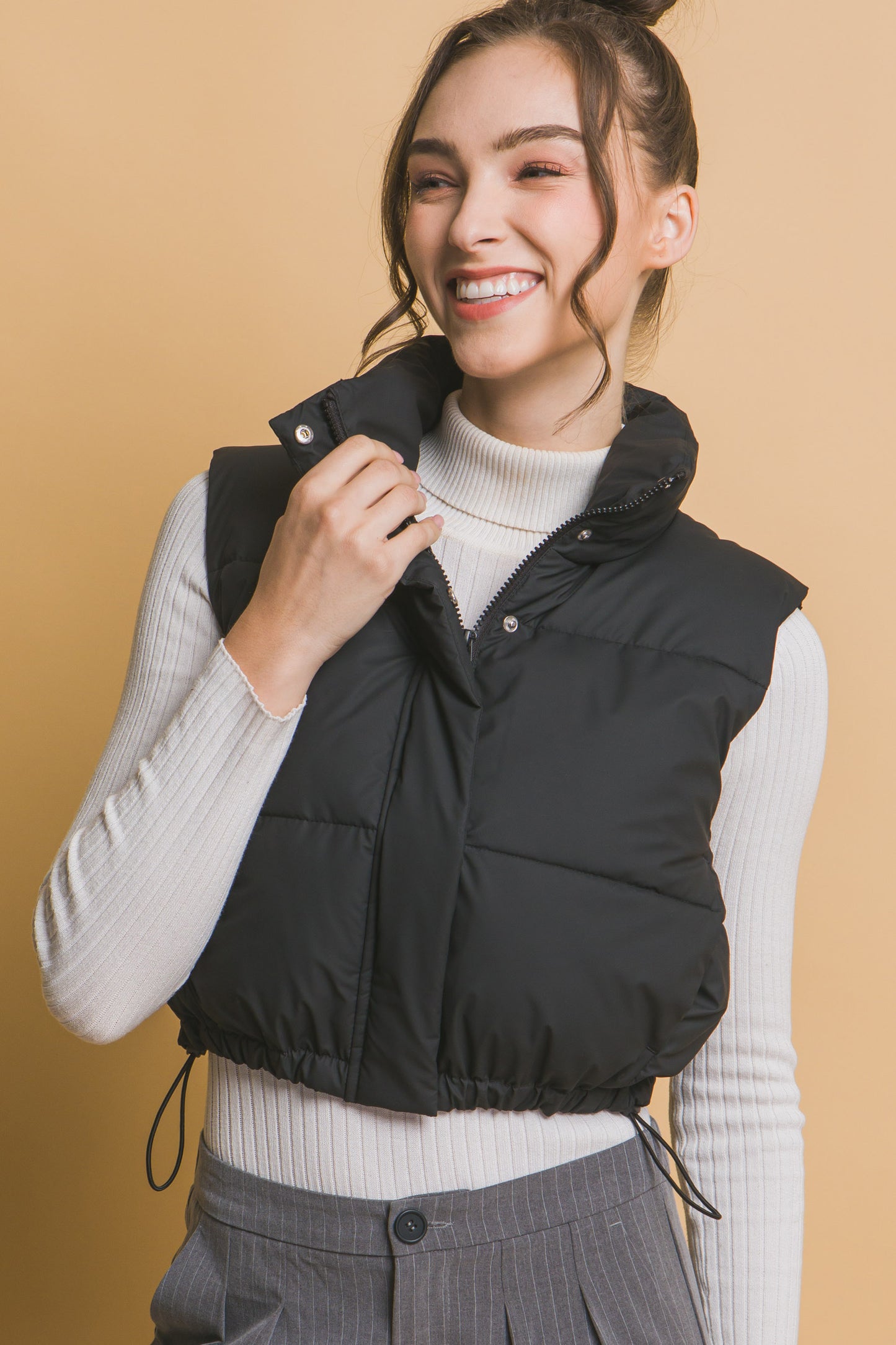 Chaleco acolchado con cuello alto y ajuste en cintura