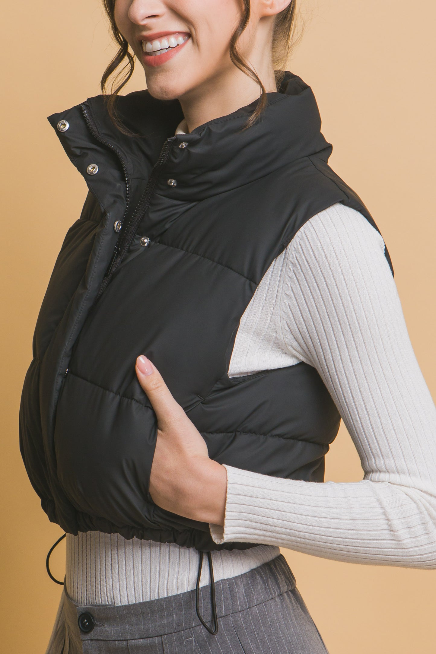 Chaleco acolchado con cuello alto y ajuste en cintura