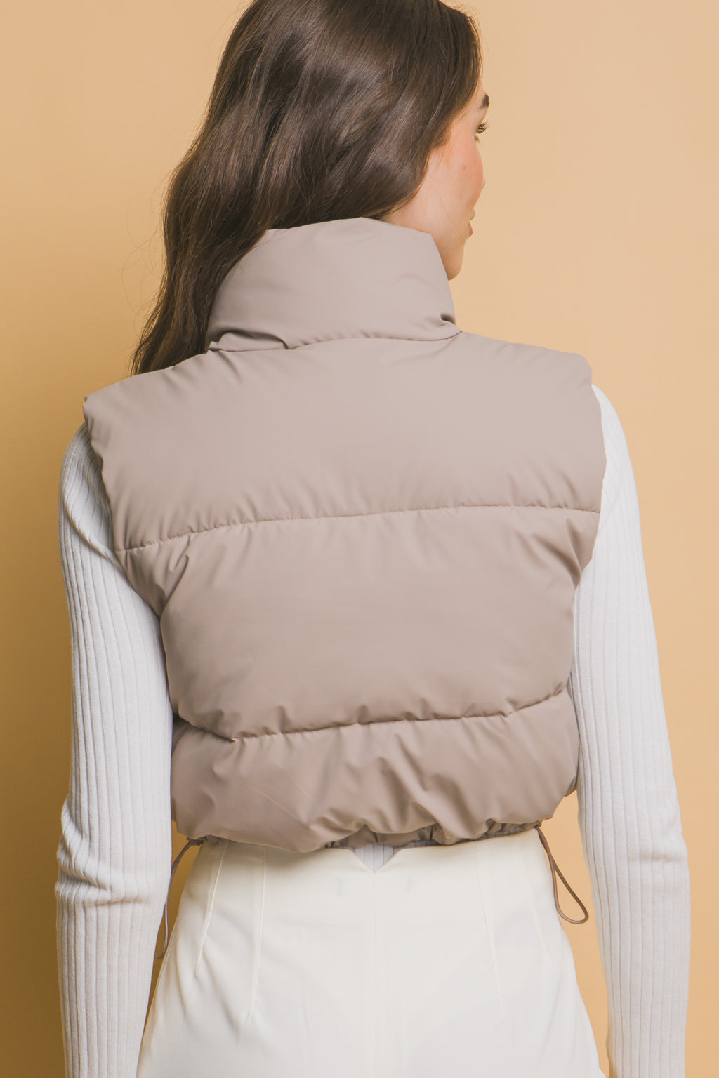Chaleco acolchado con cuello alto y ajuste en cintura