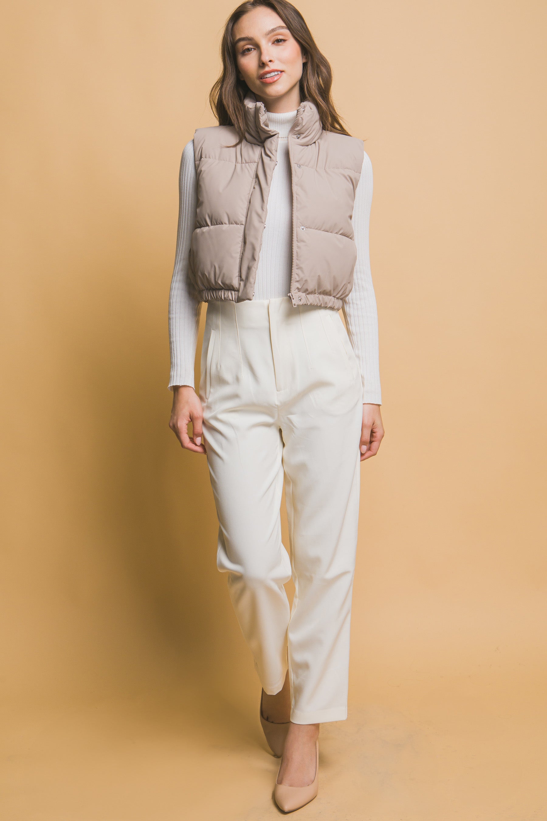 Chaleco acolchado con cuello alto y ajuste en cintura