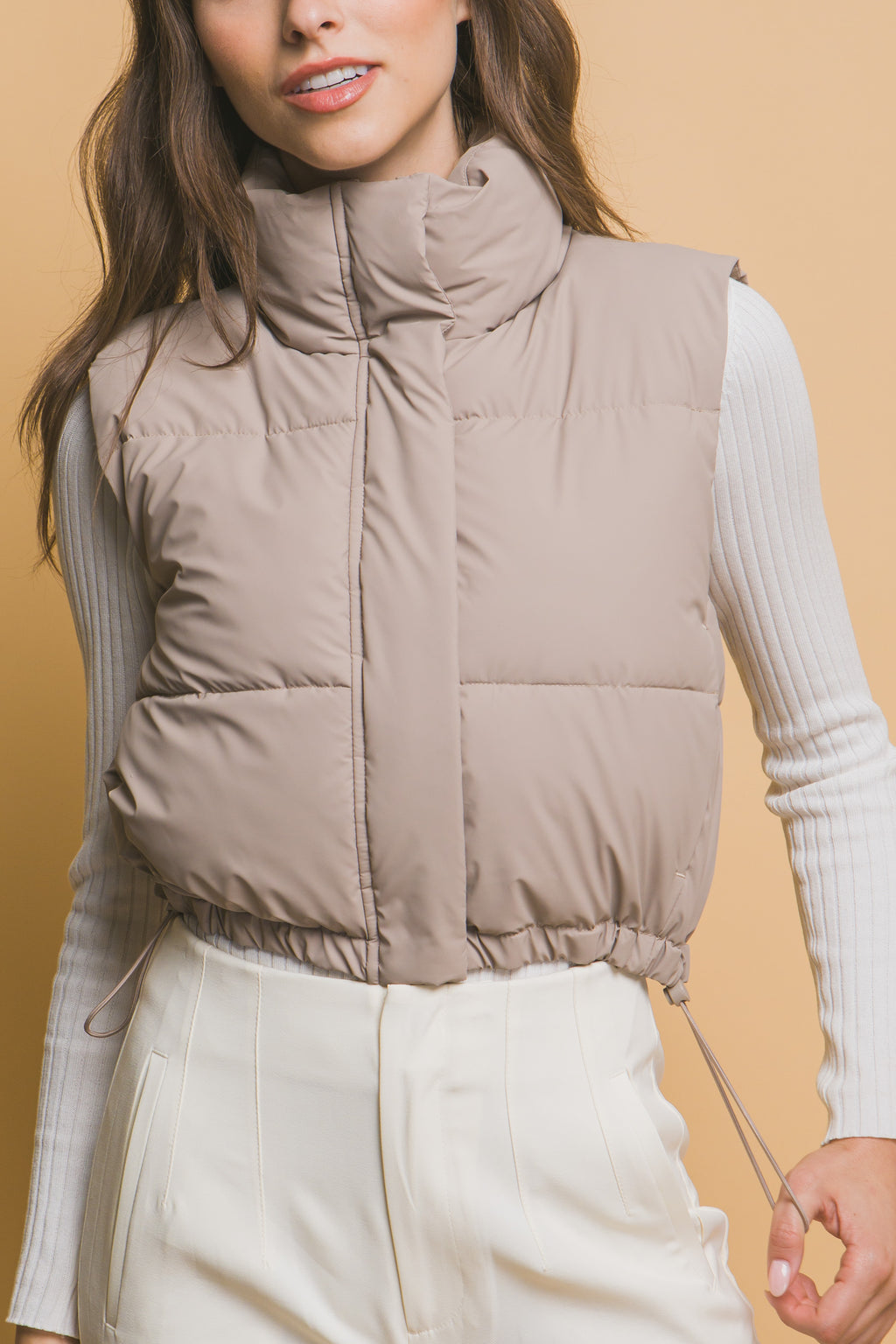 Chaleco acolchado con cuello alto y ajuste en cintura