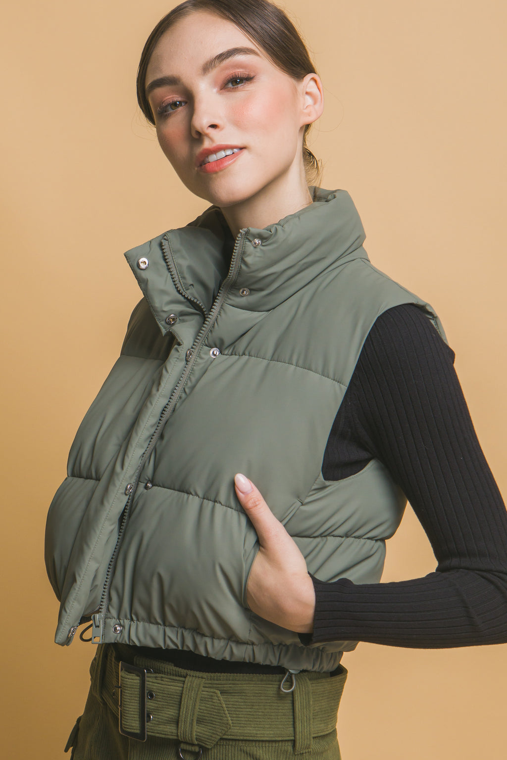 Chaleco acolchado con cuello alto y ajuste en cintura