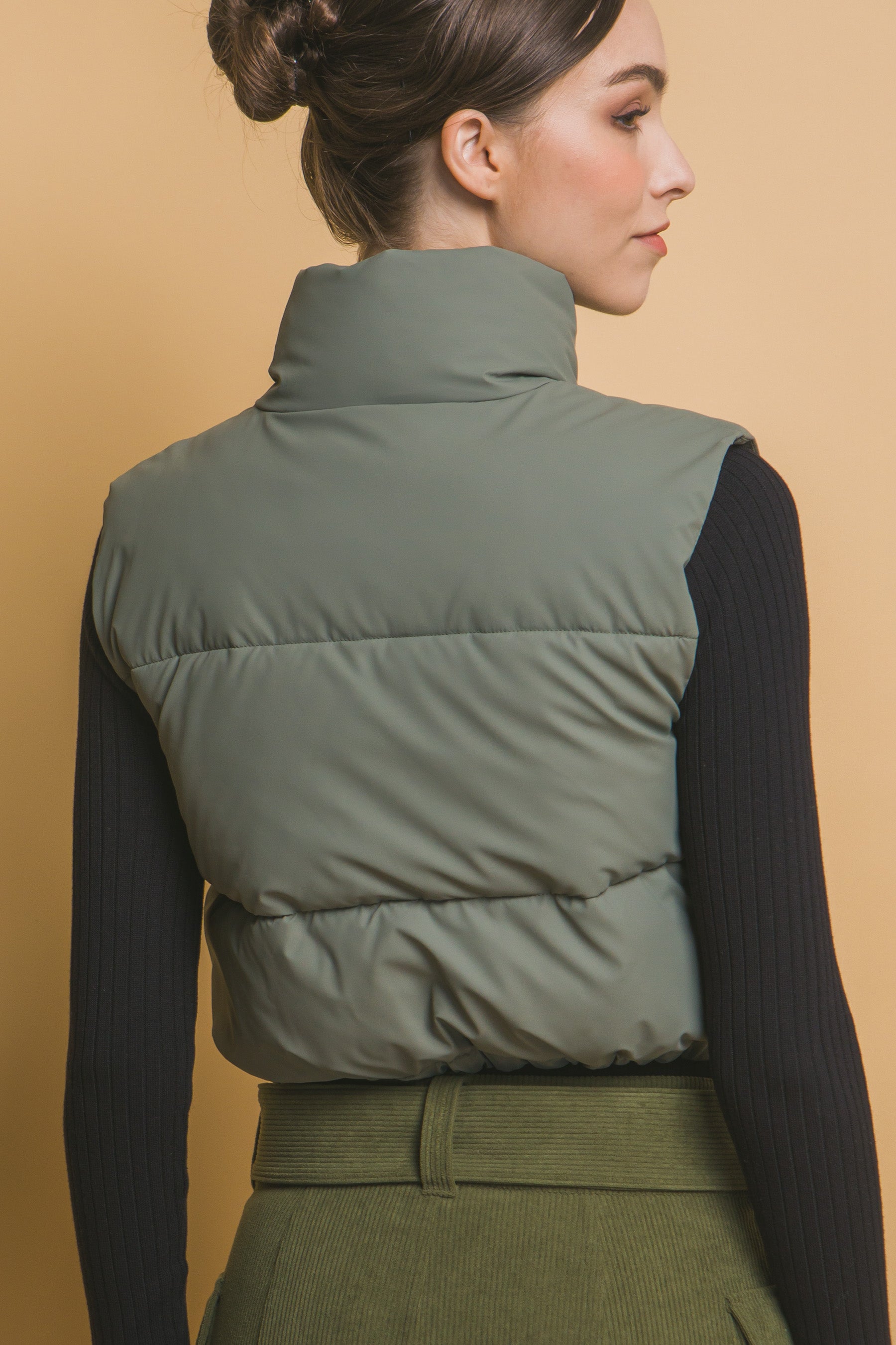 Chaleco acolchado con cuello alto y ajuste en cintura