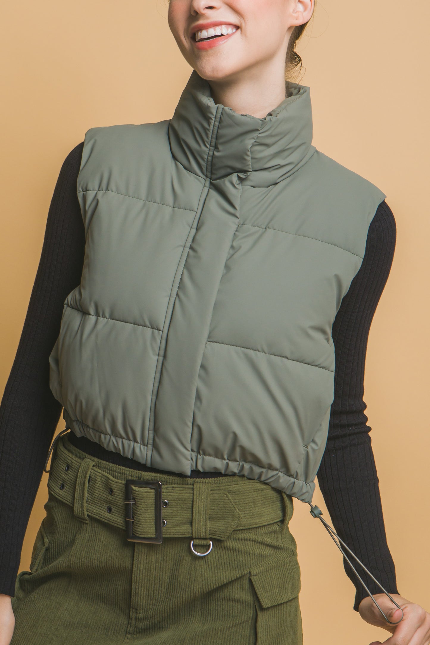 Chaleco acolchado con cuello alto y ajuste en cintura