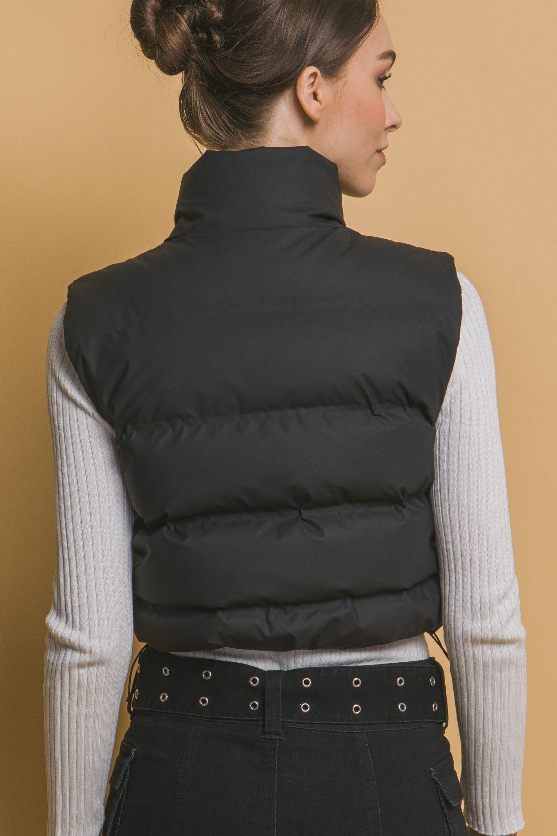Chaleco acolchado moderno corte corto y cuello alto