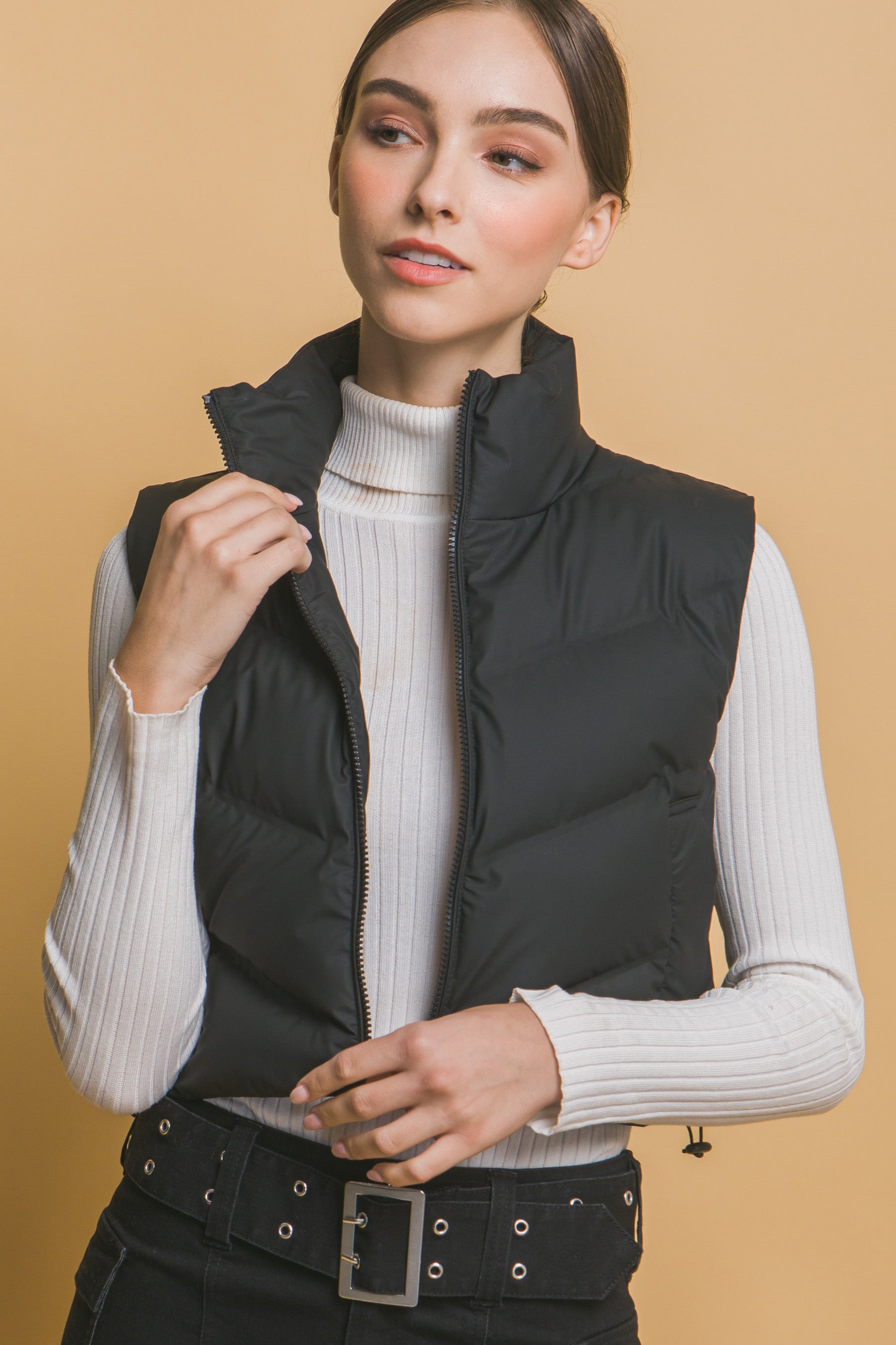 Chaleco acolchado moderno corte corto y cuello alto