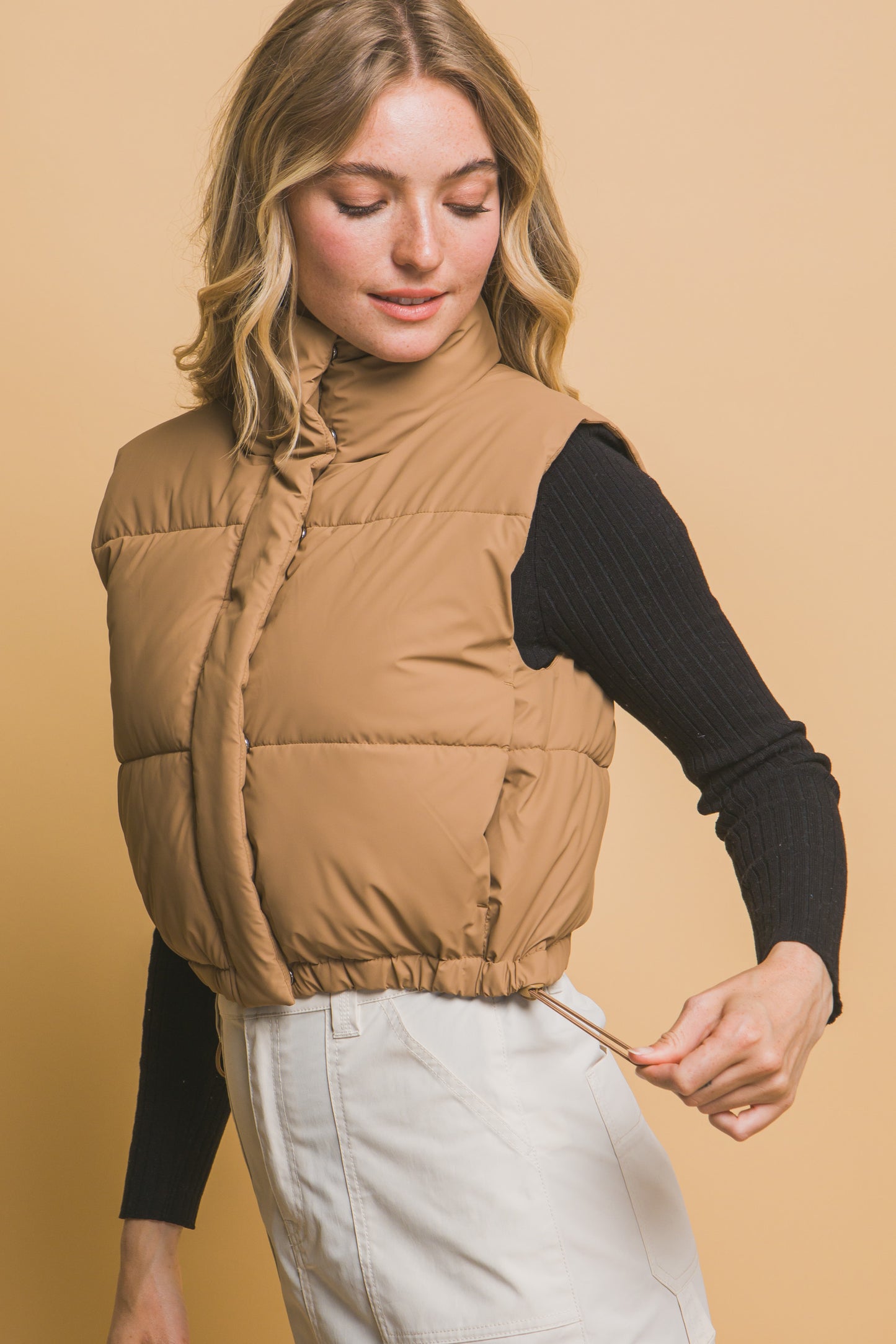 Chaleco acolchado con cuello alto y ajuste en cintura