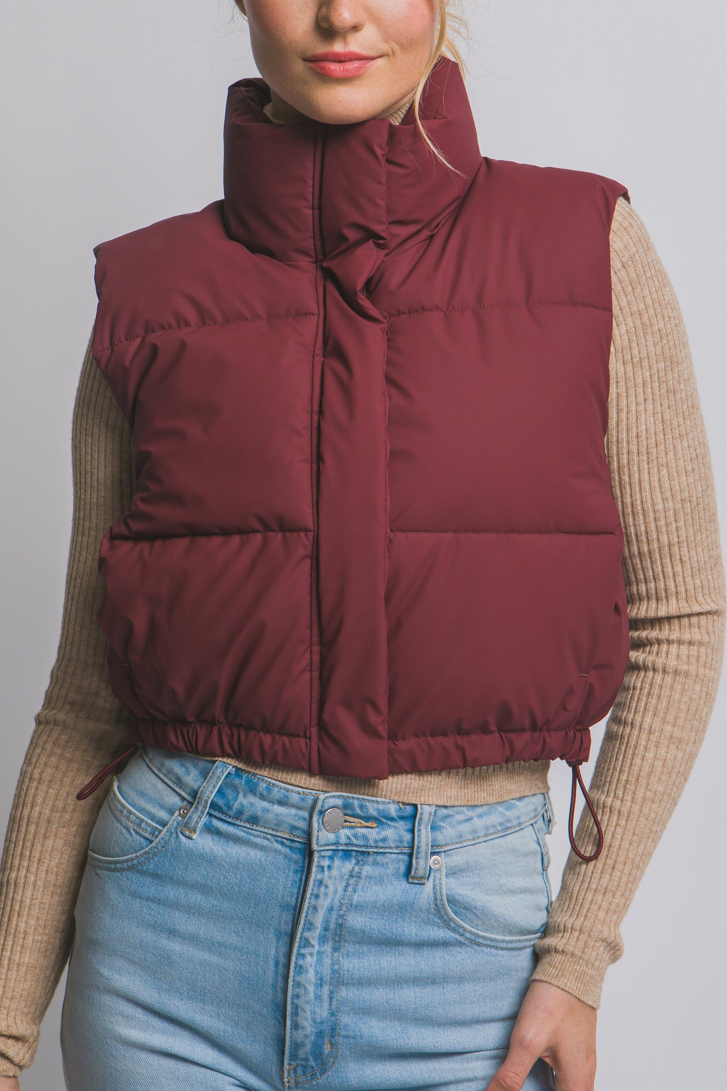 Chaleco acolchado con cuello alto y ajuste en cintura