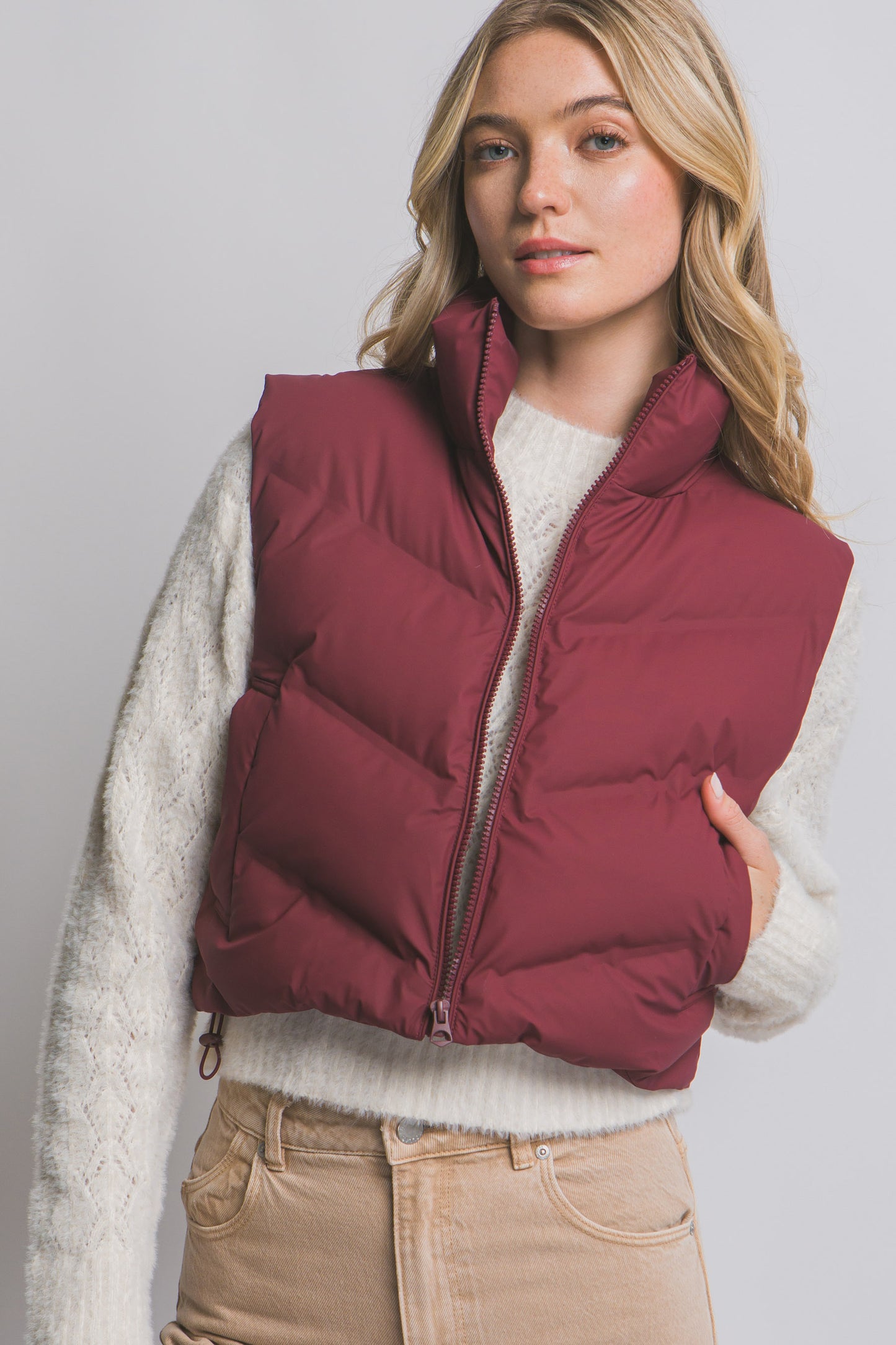 Chaleco acolchado moderno corte corto y cuello alto