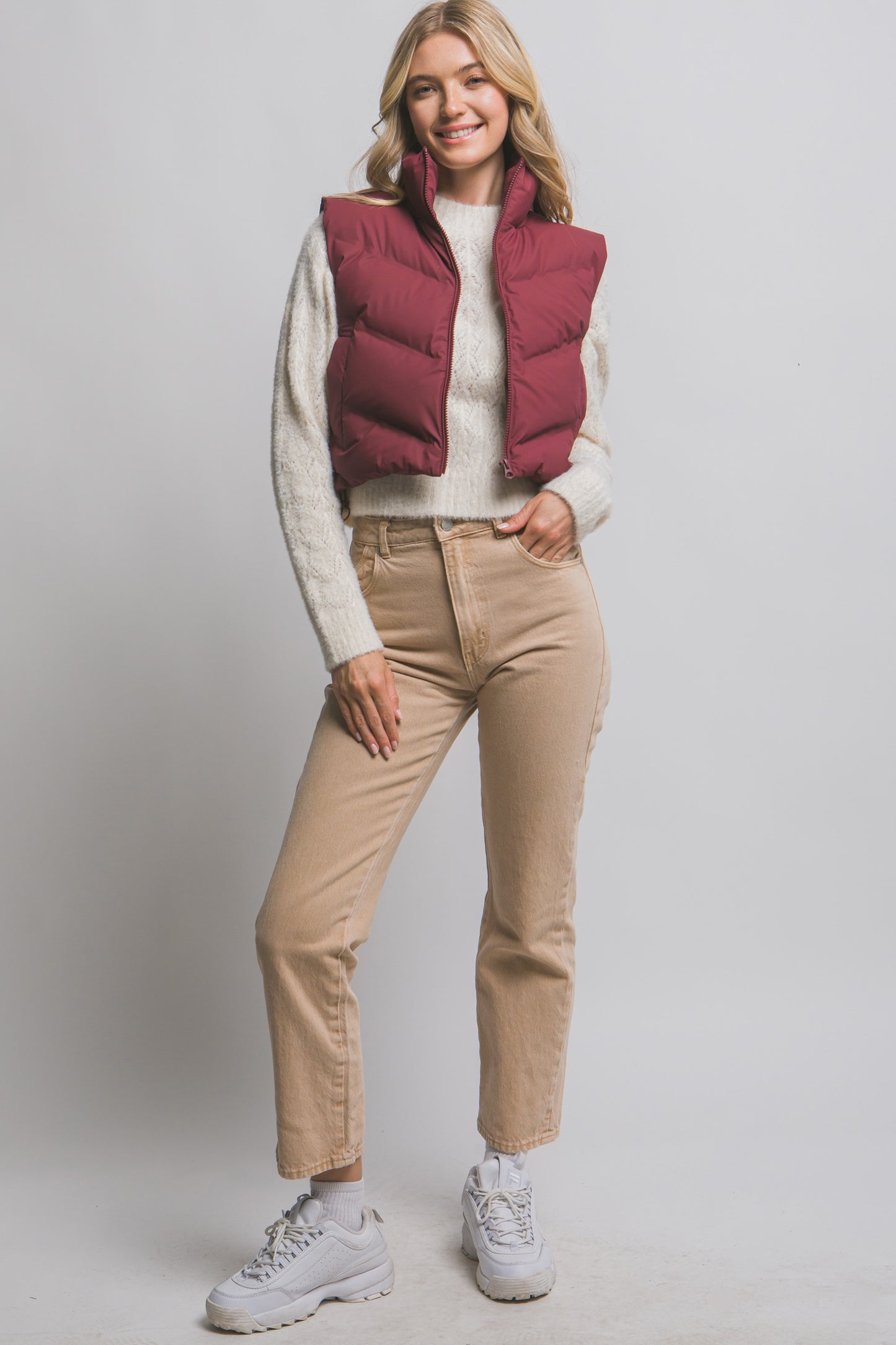 Chaleco acolchado moderno corte corto y cuello alto