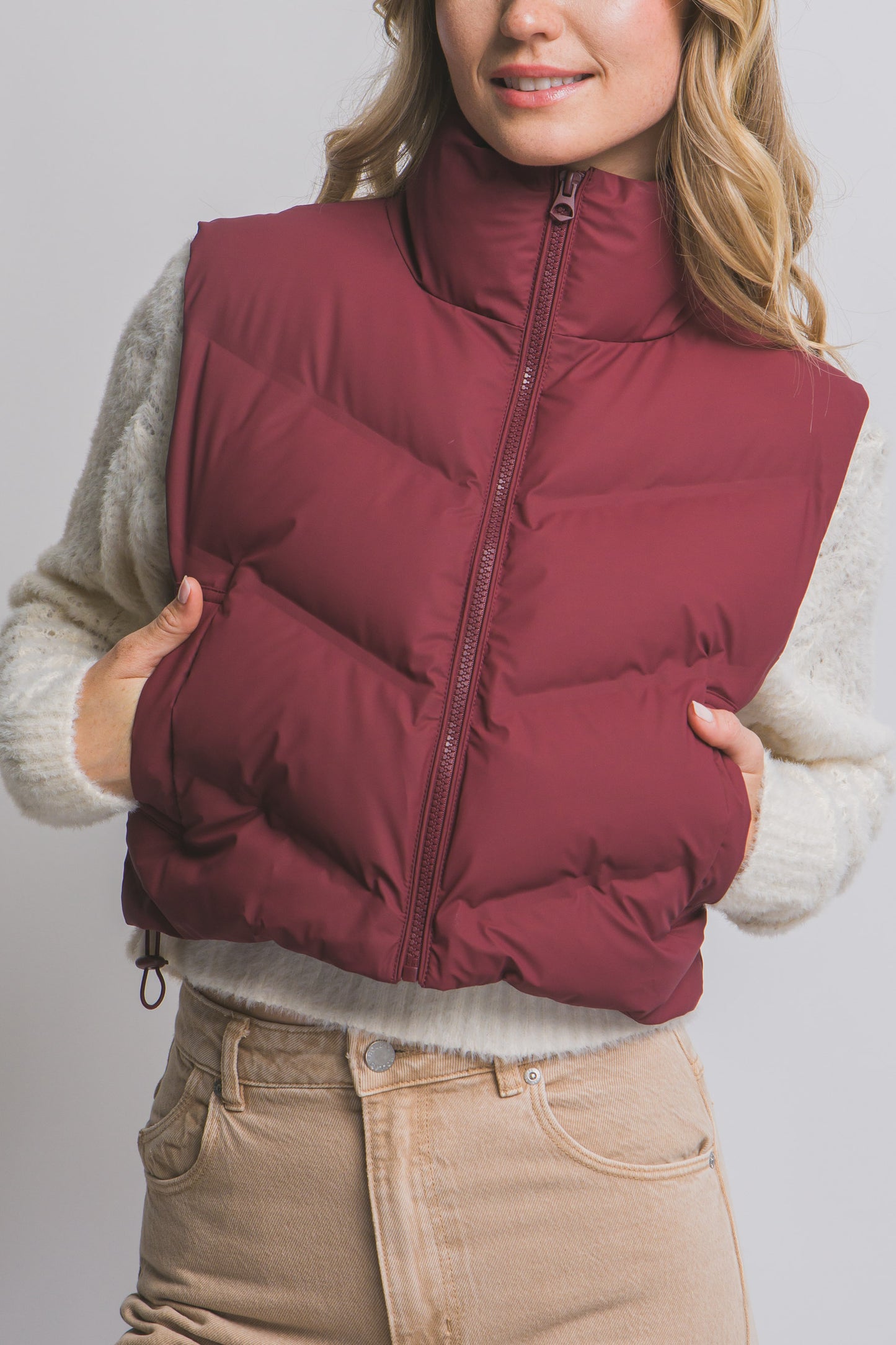 Chaleco acolchado moderno corte corto y cuello alto