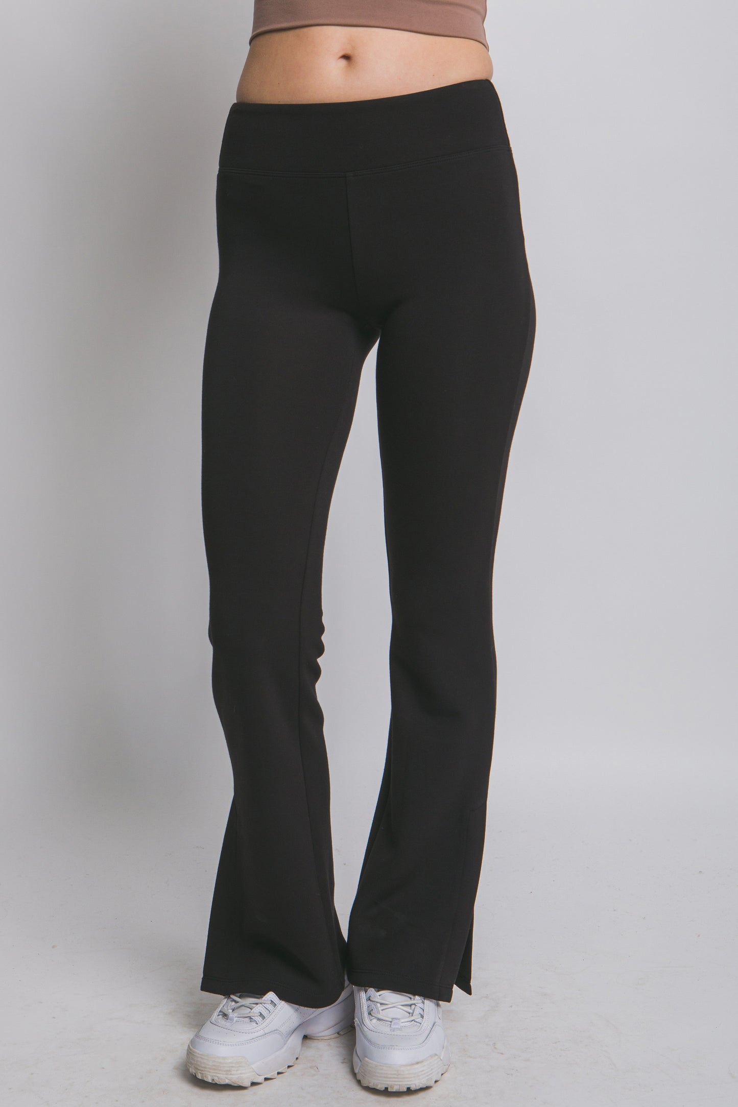 Malla deportiva flare con abertura inferior y pretina ancha