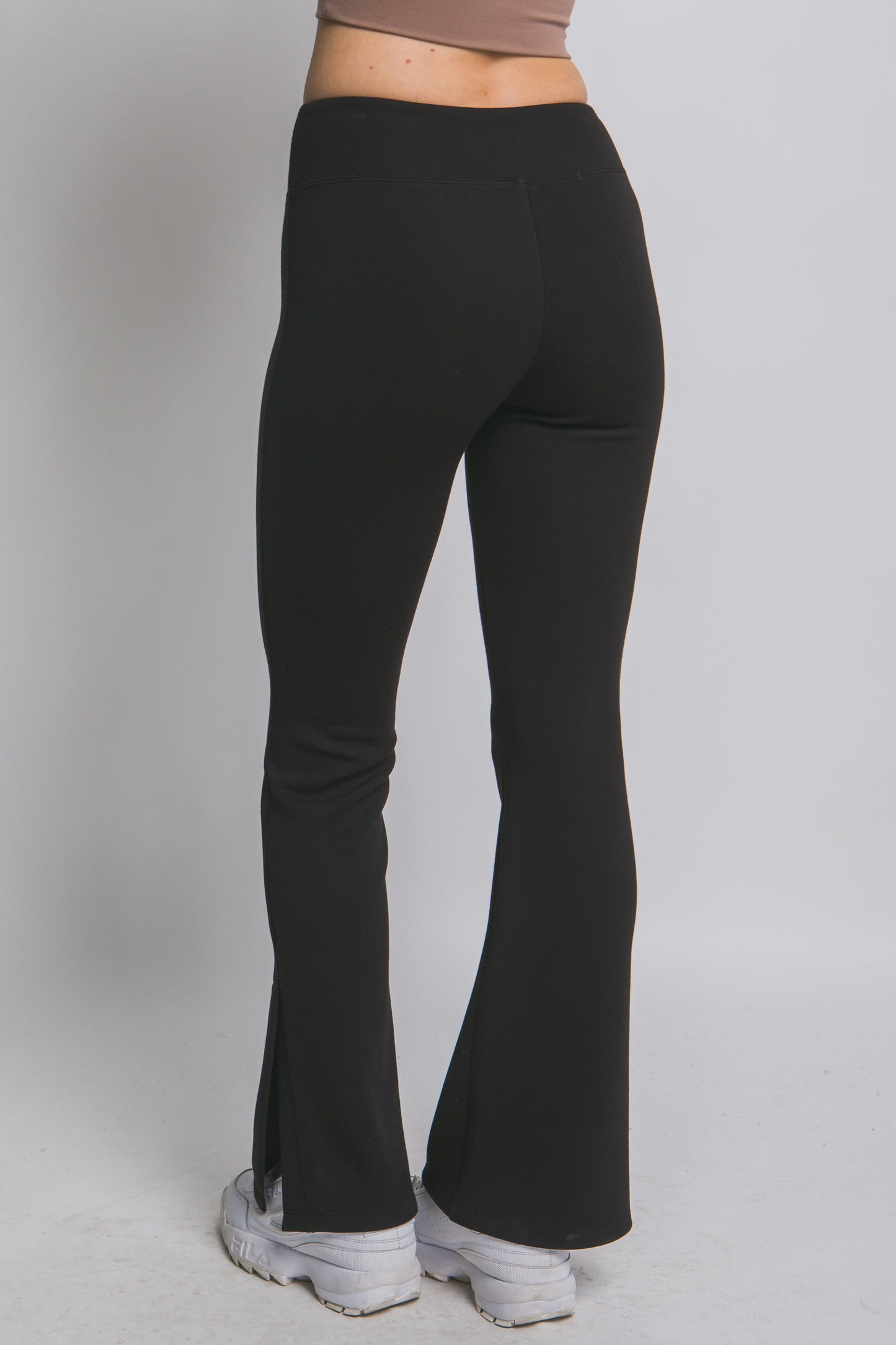Malla deportiva flare con abertura inferior y pretina ancha
