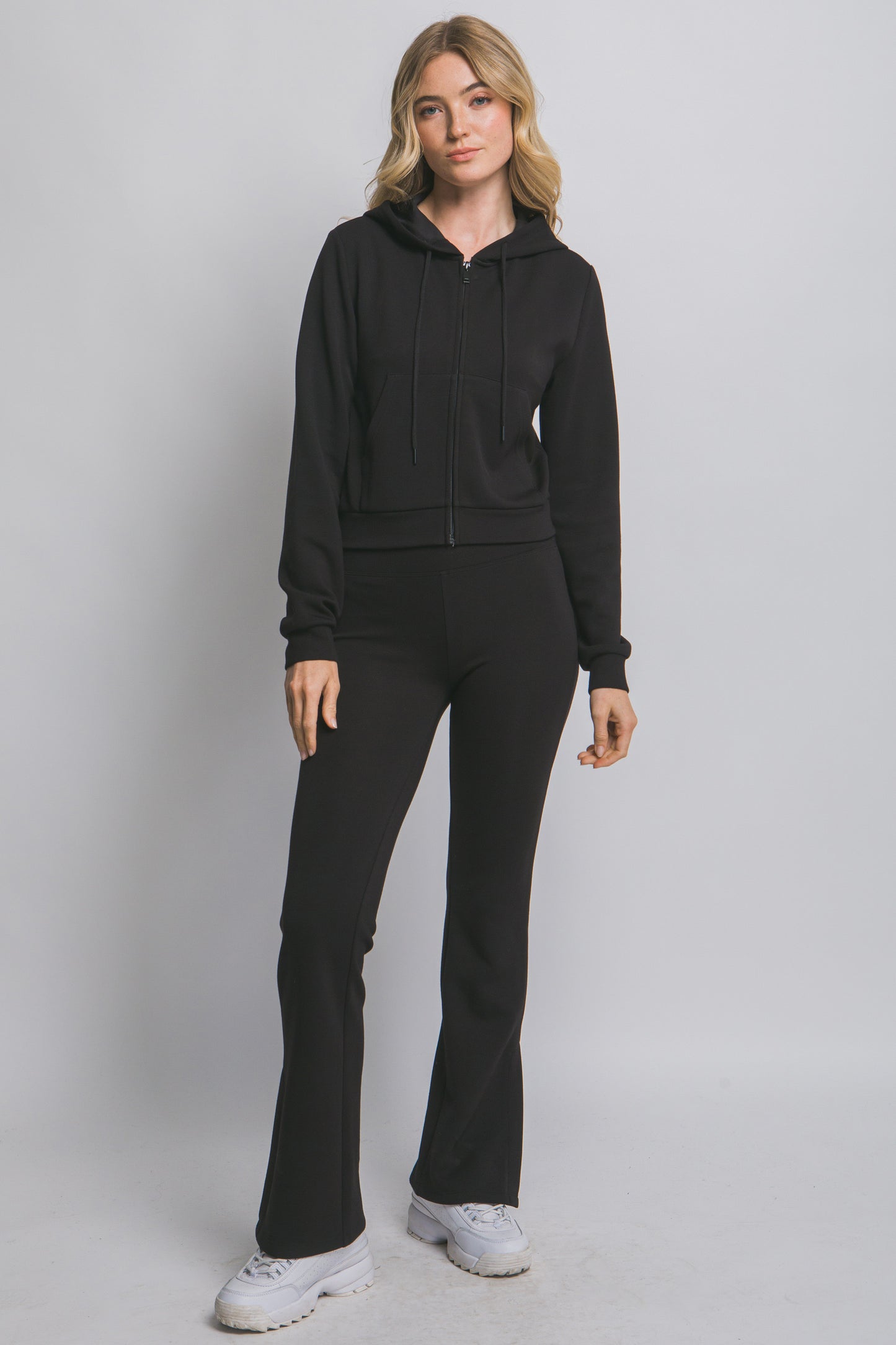 Malla deportiva flare con abertura inferior y pretina ancha