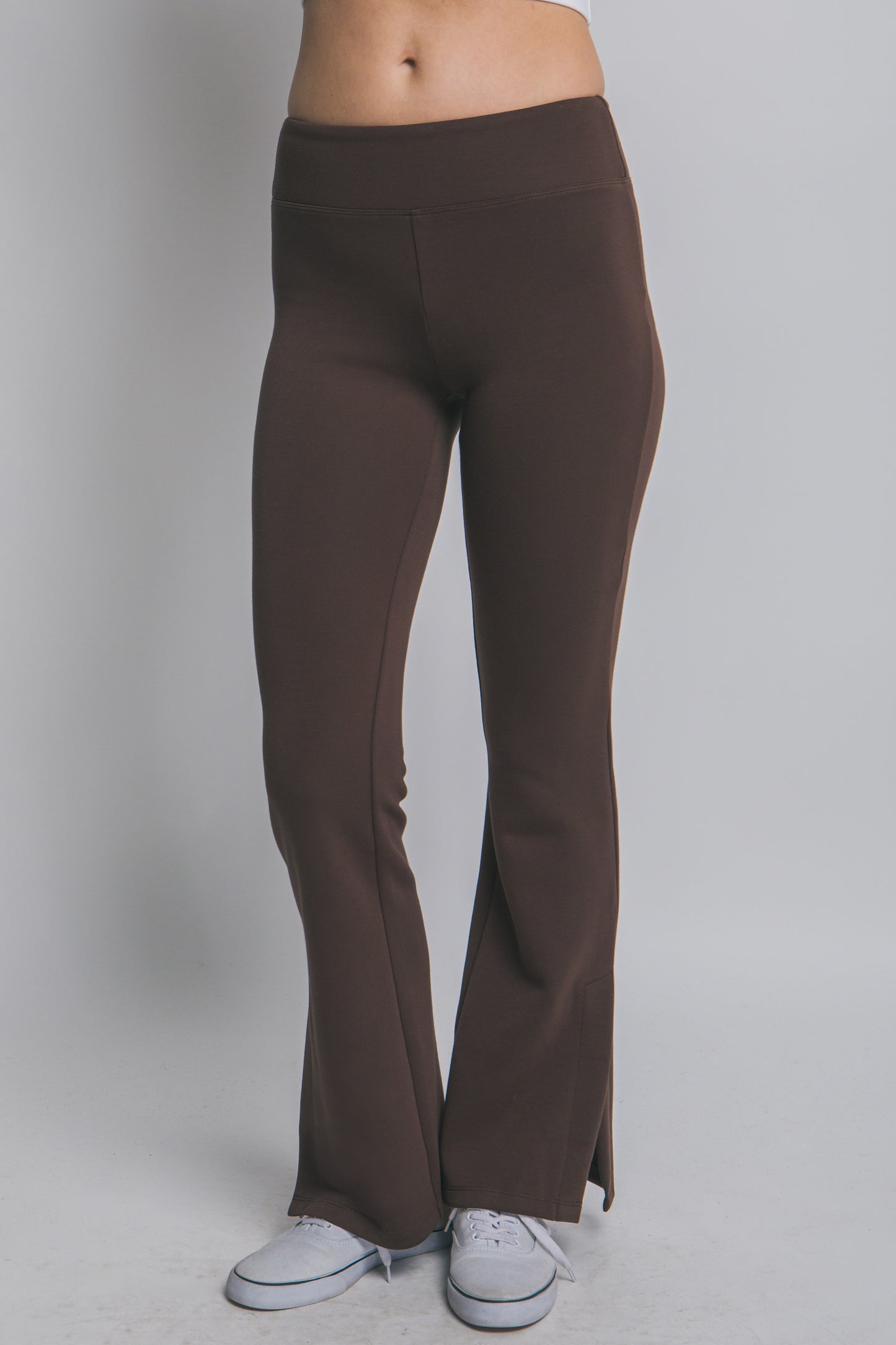 Malla deportiva flare con abertura inferior y pretina ancha