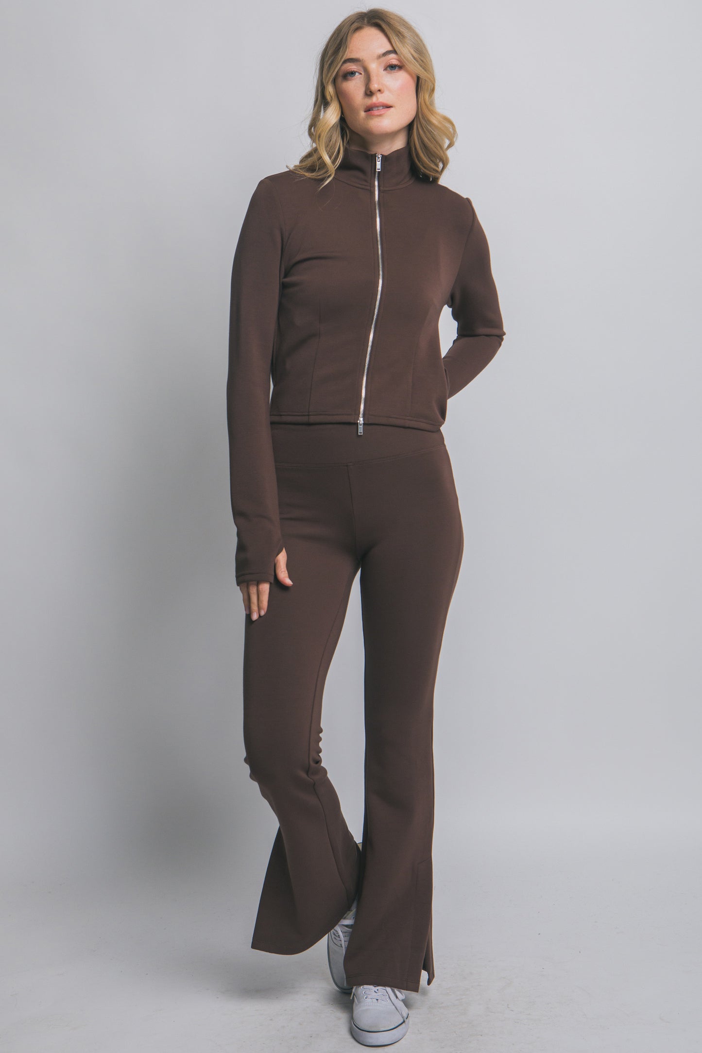 Malla deportiva flare con abertura inferior y pretina ancha