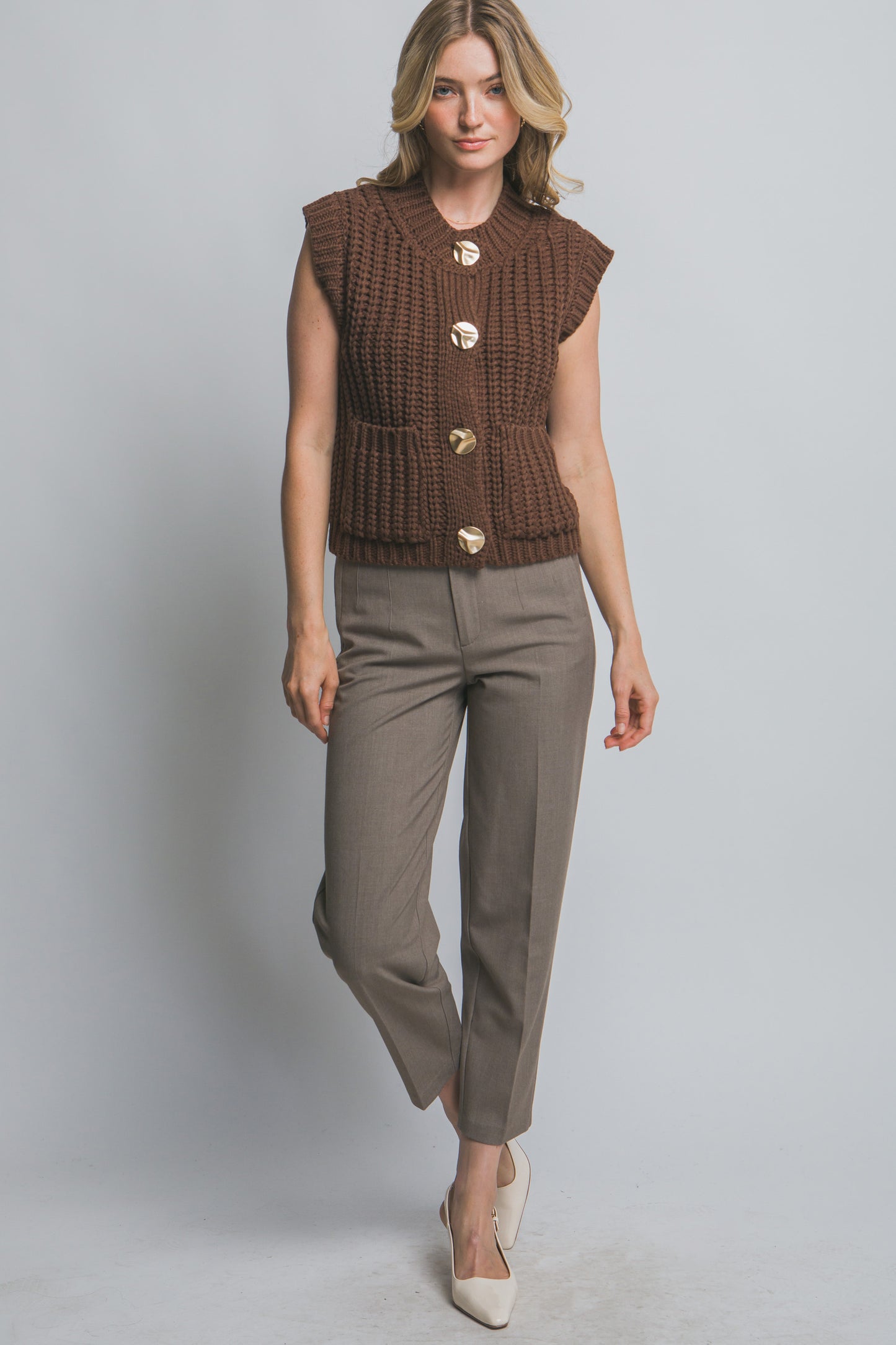 Chaleco tejido con botones metálicos