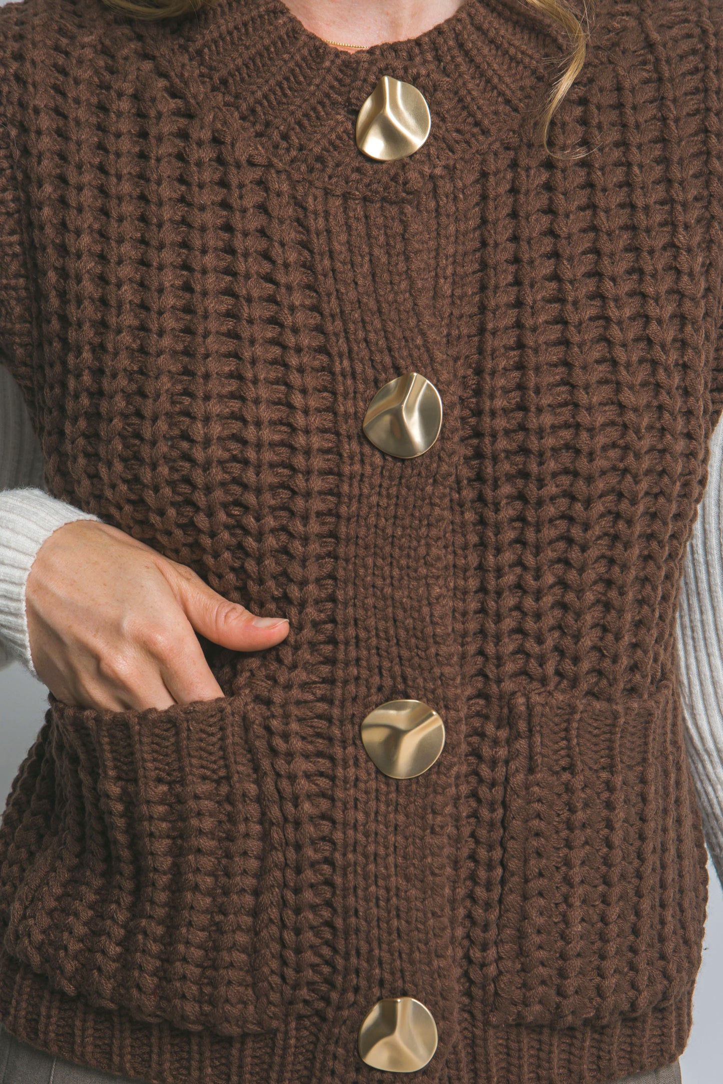 Chaleco tejido con botones metálicos