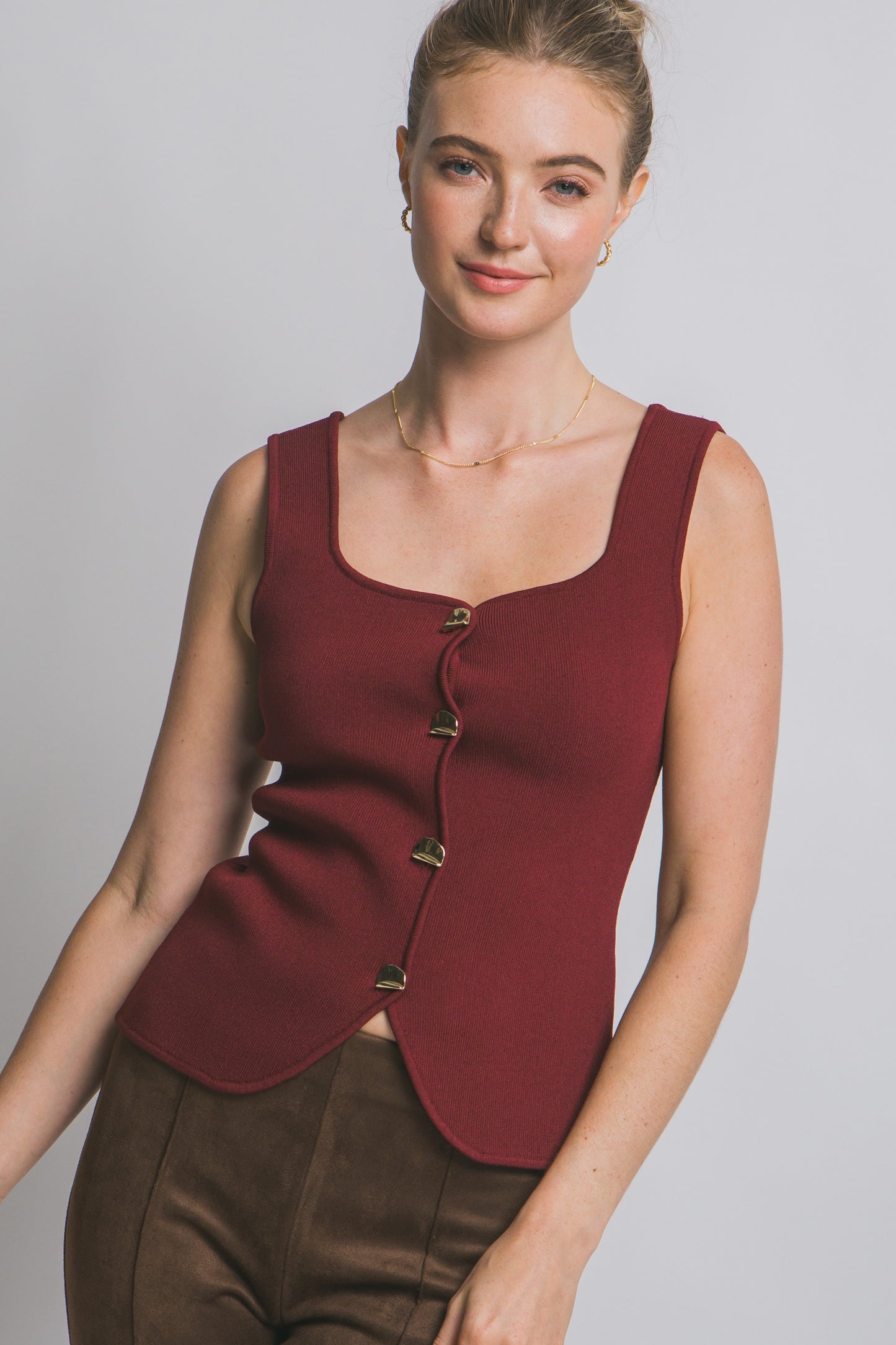 Top estructurado con botones dorados