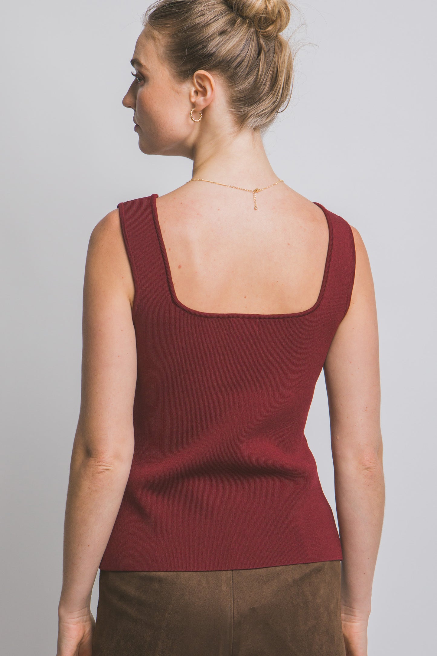 Top estructurado con botones dorados