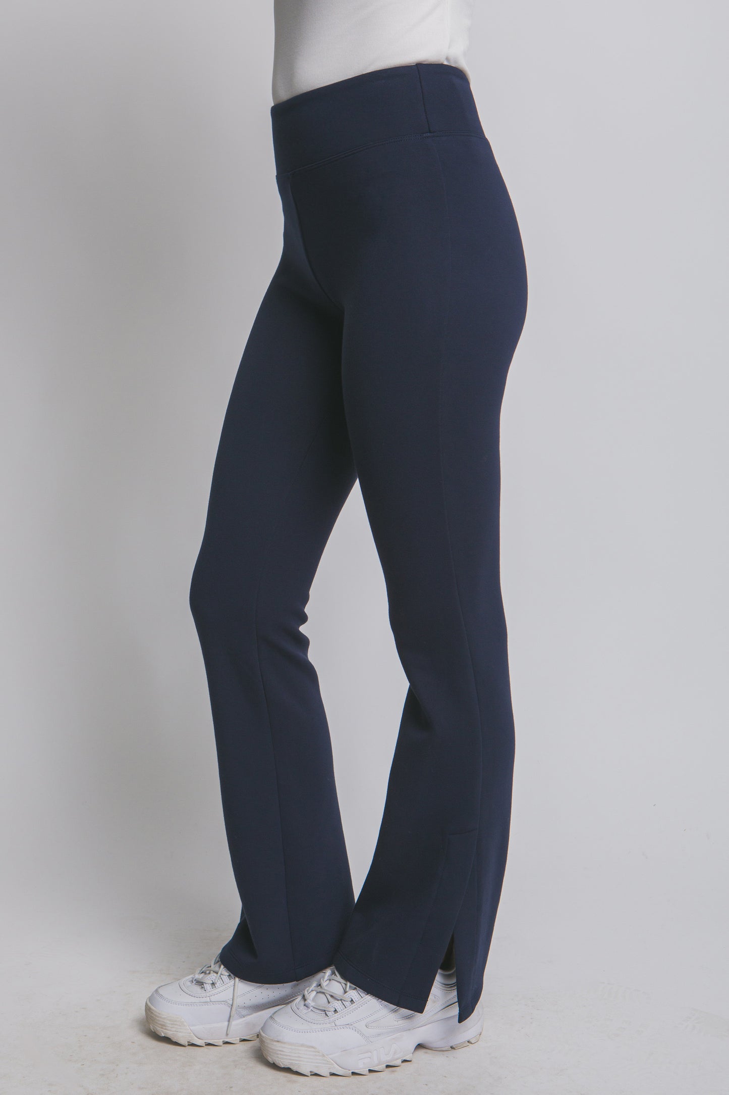 Malla deportiva flare con abertura inferior y pretina ancha