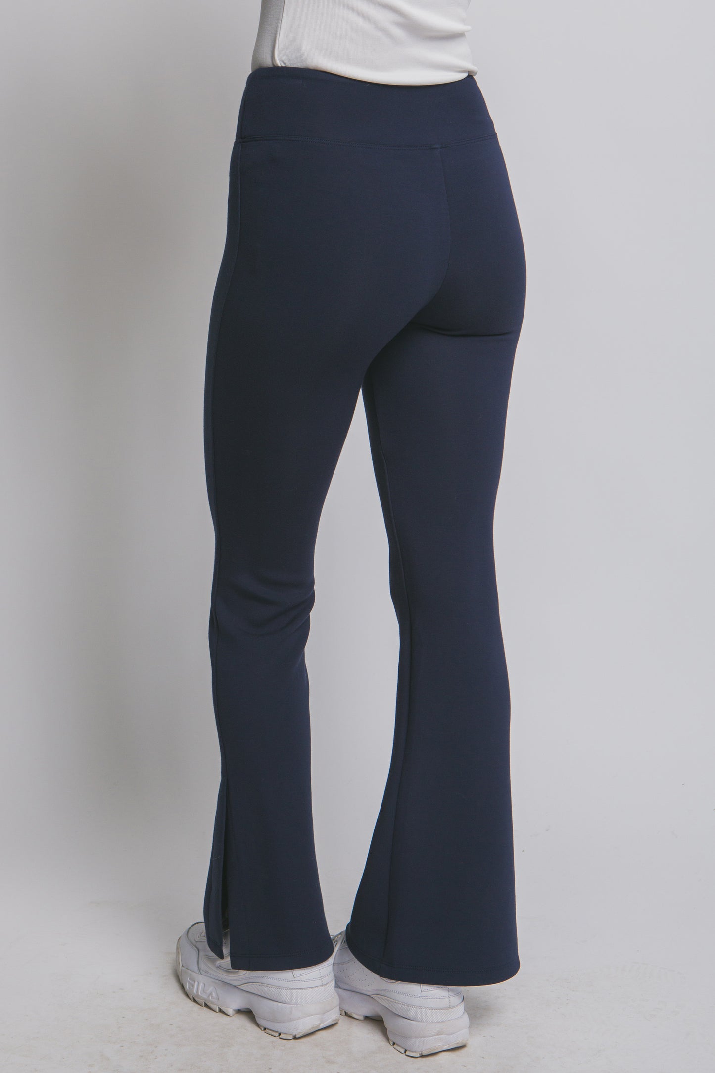 Malla deportiva flare con abertura inferior y pretina ancha