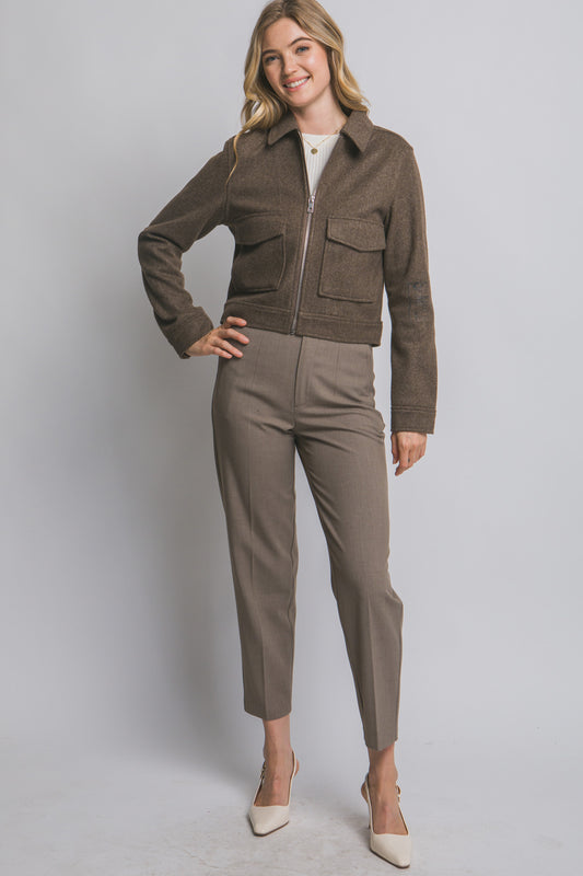 Chaqueta con bolsillos frontales y cierre metálico