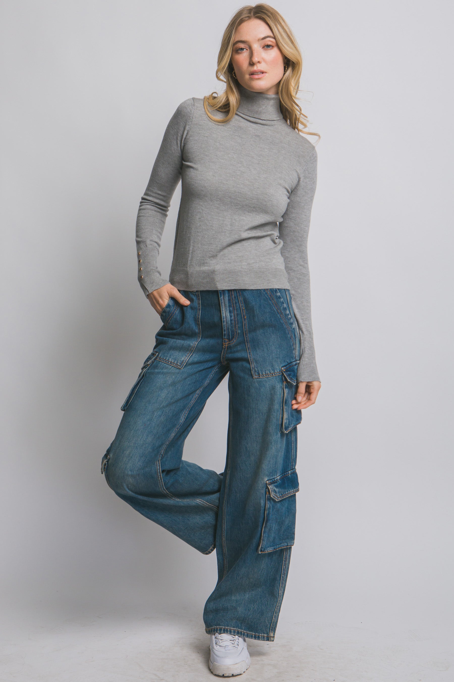 Blusa de punto con cuello alto y botones metálicos