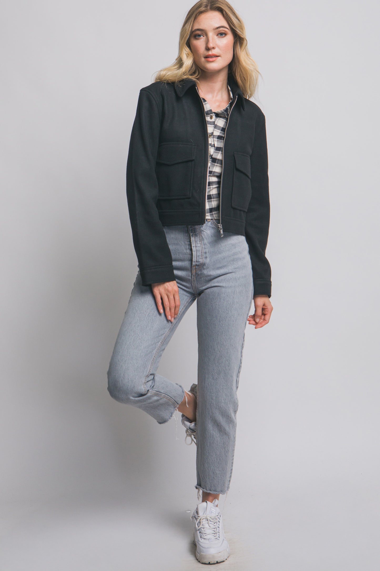 Chaqueta con bolsillos frontales y cierre metálico