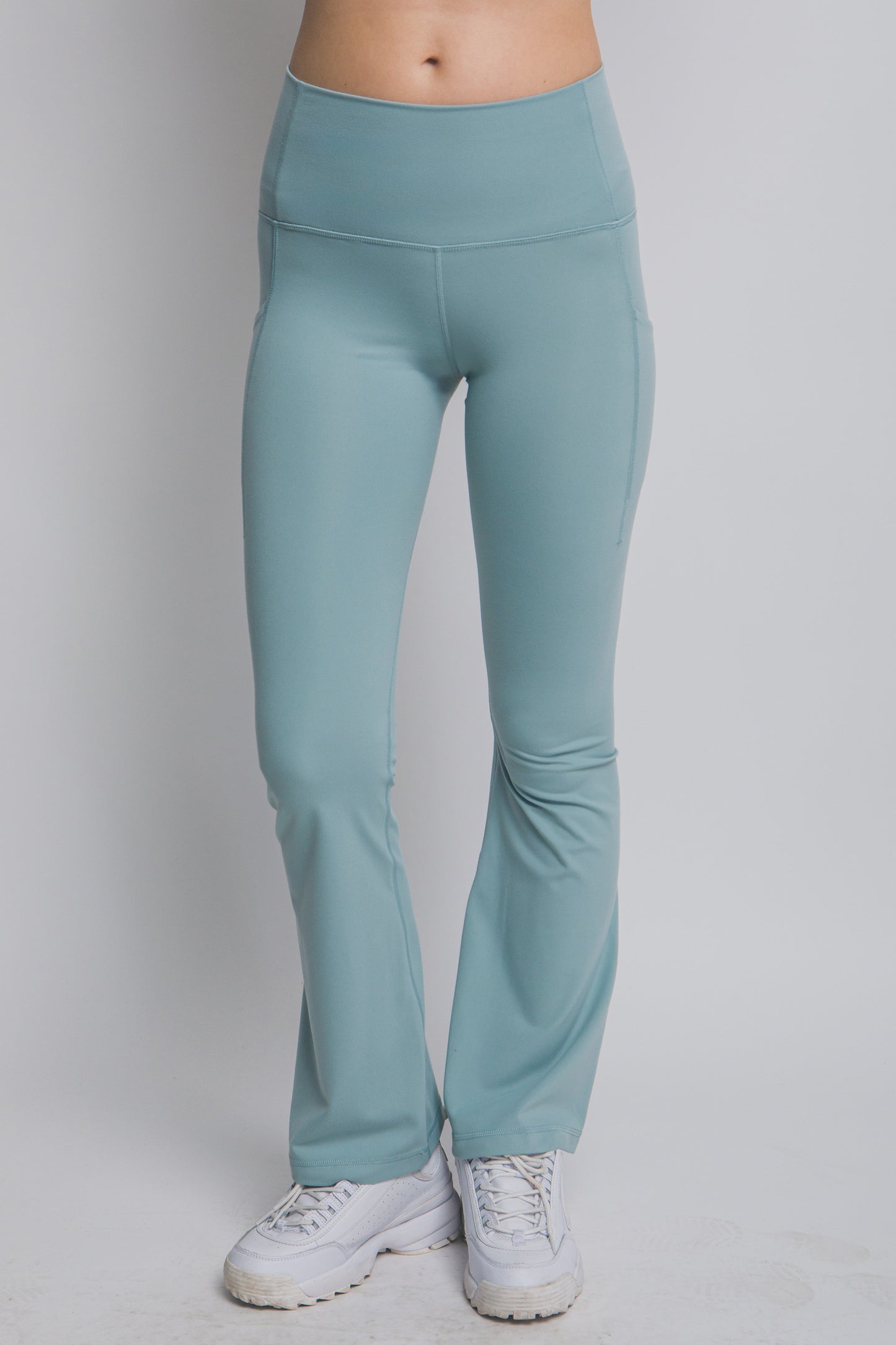 Licra deportiva con corte flare y bolsillo lateral