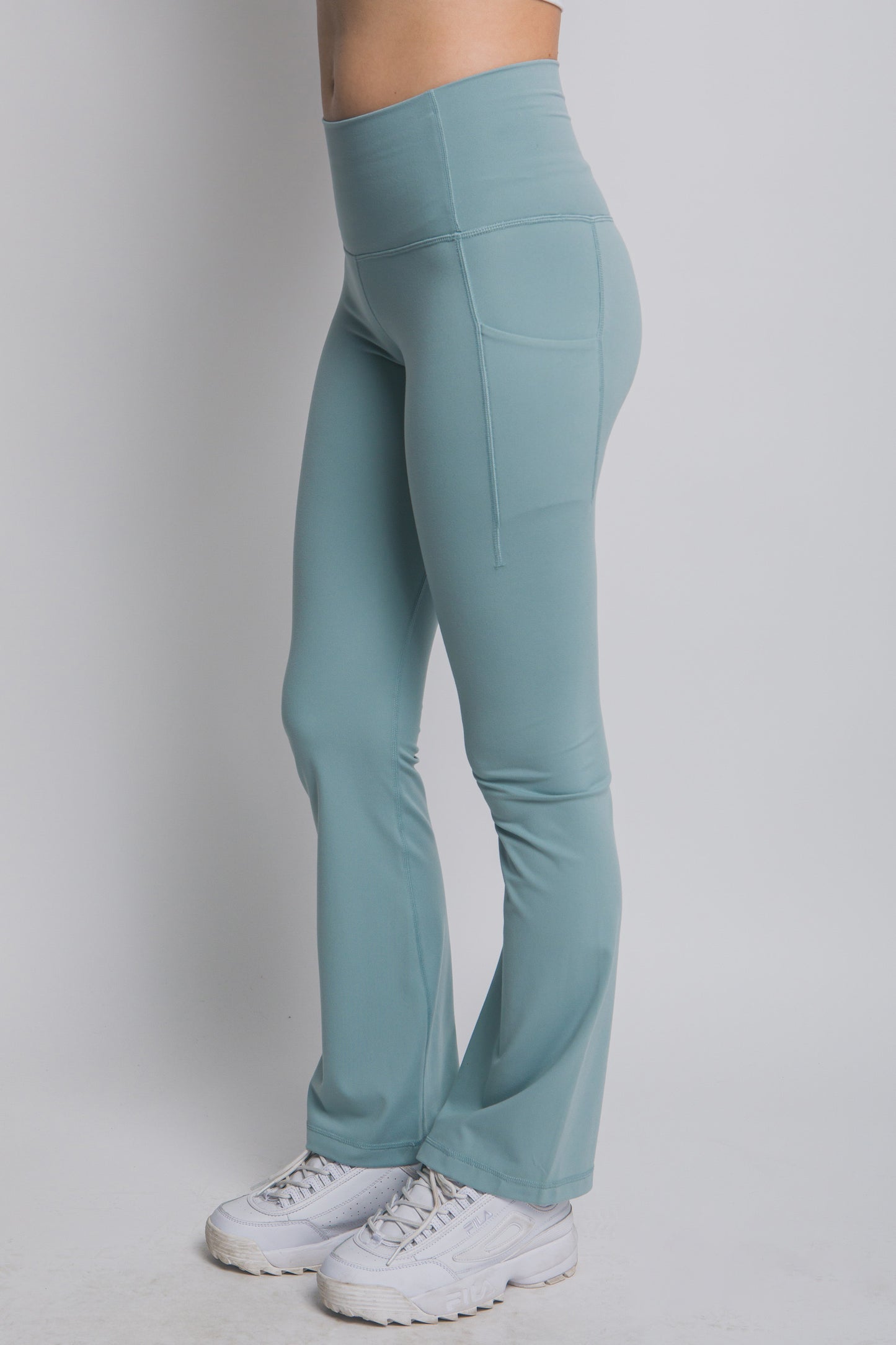 Licra deportiva con corte flare y bolsillo lateral