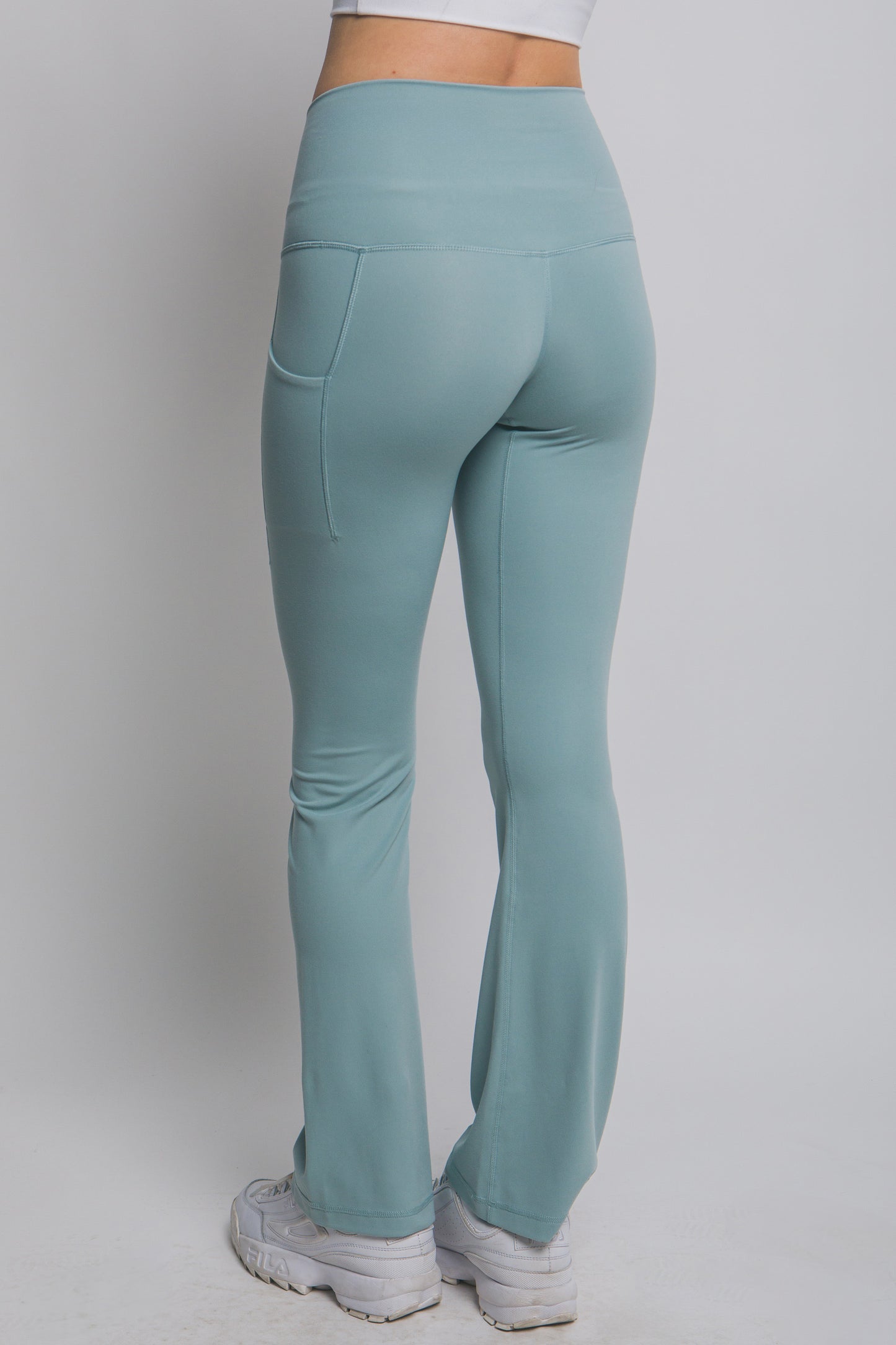 Licra deportiva con corte flare y bolsillo lateral