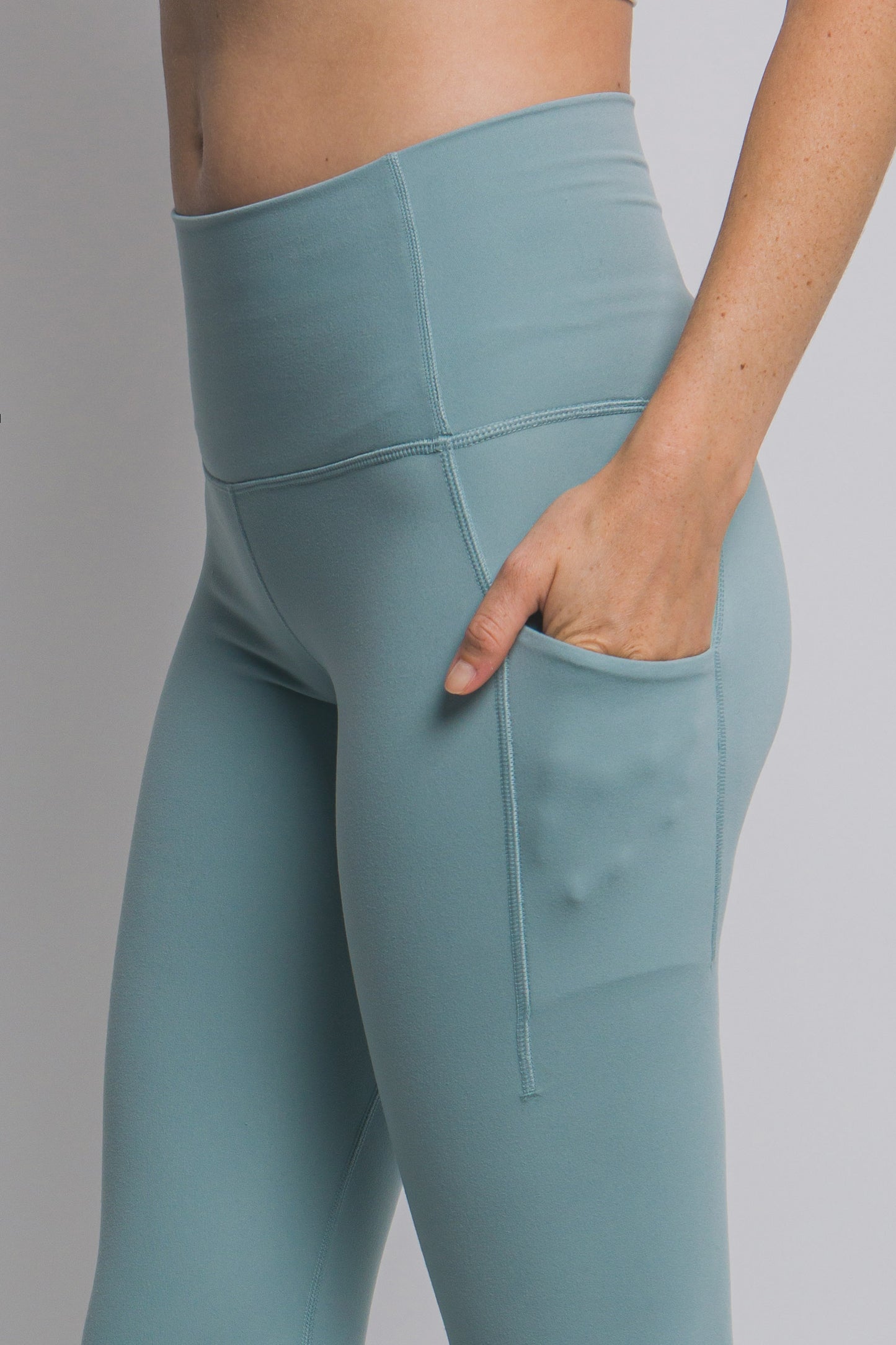 Licra deportiva con corte flare y bolsillo lateral