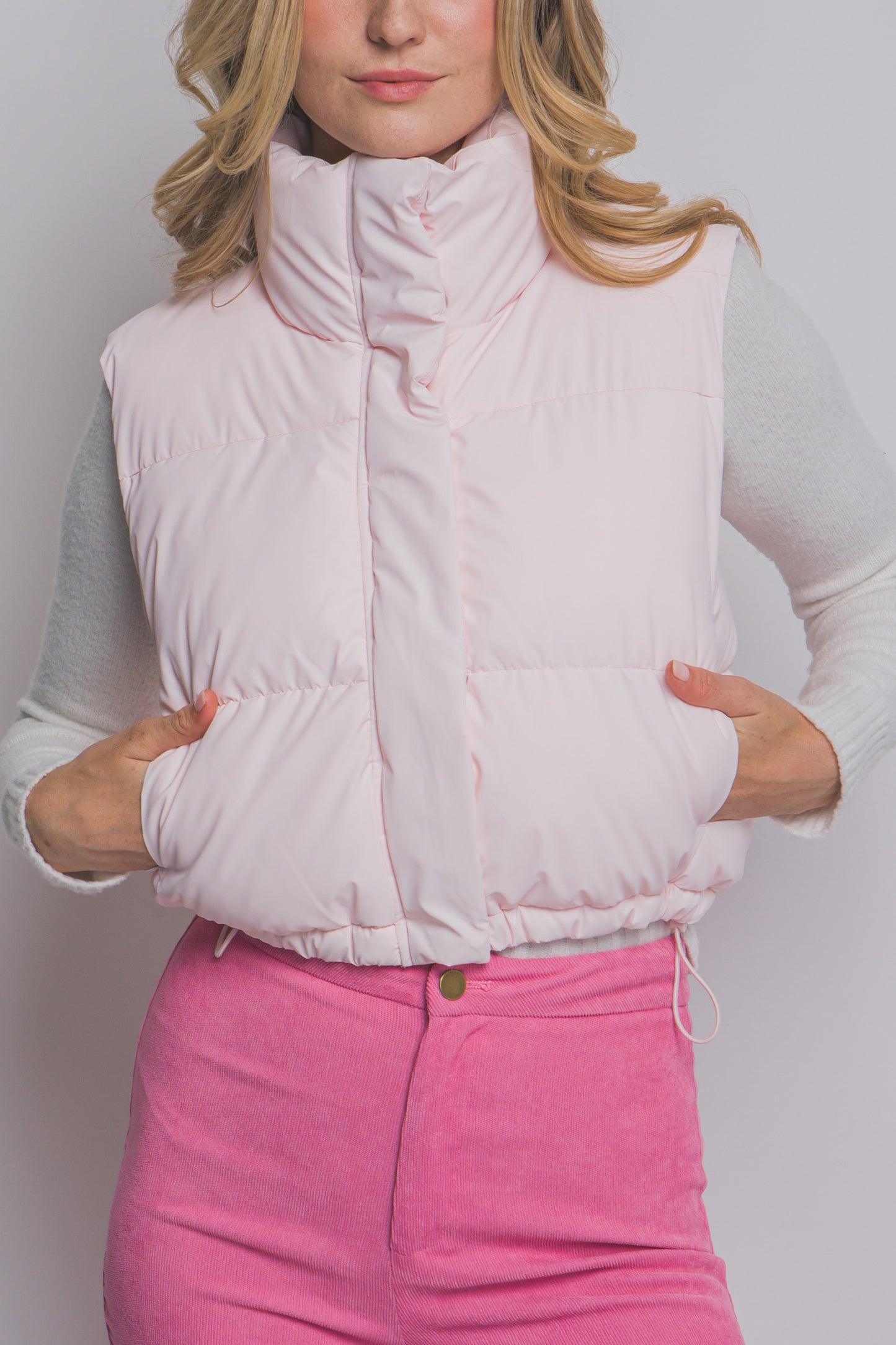 Chaleco acolchado con cuello alto y ajuste en cintura