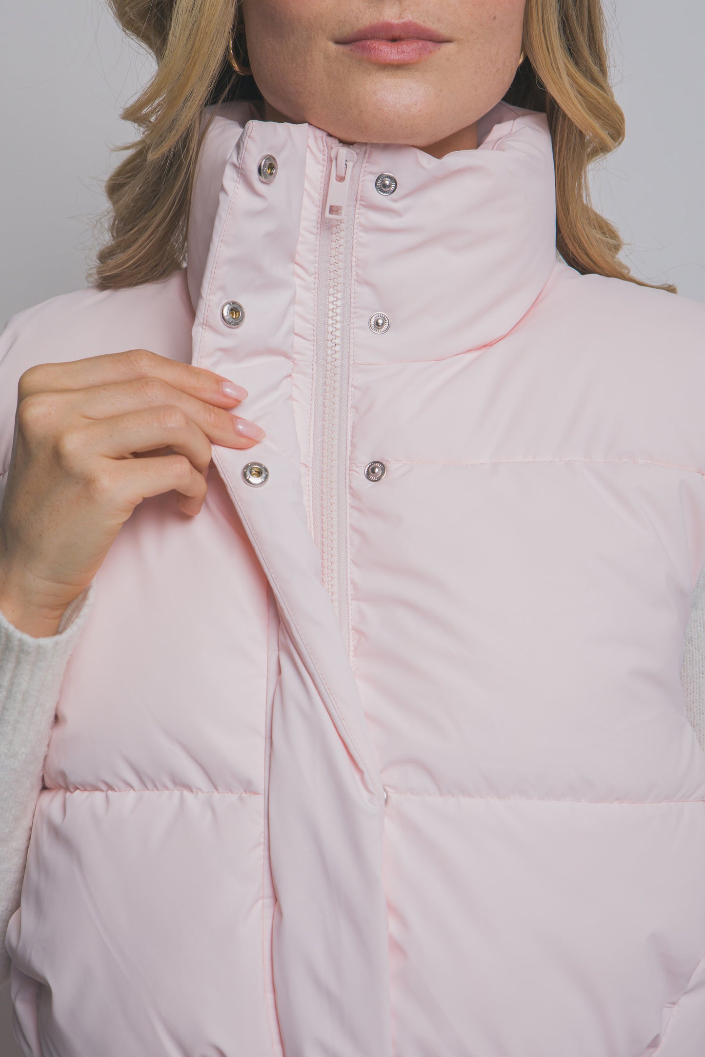 Chaleco acolchado con cuello alto y ajuste en cintura