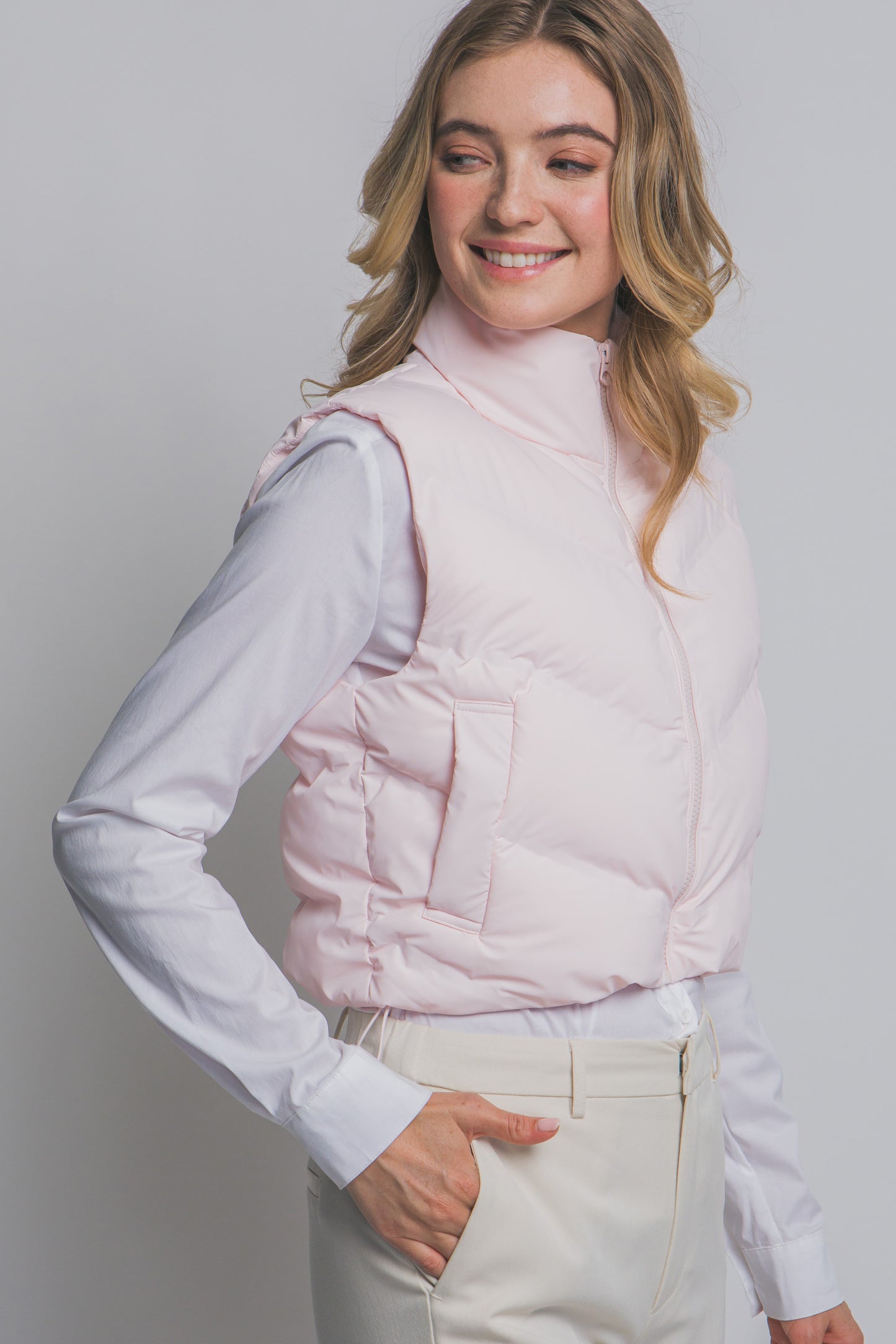 Chaleco acolchado moderno corte corto y cuello alto