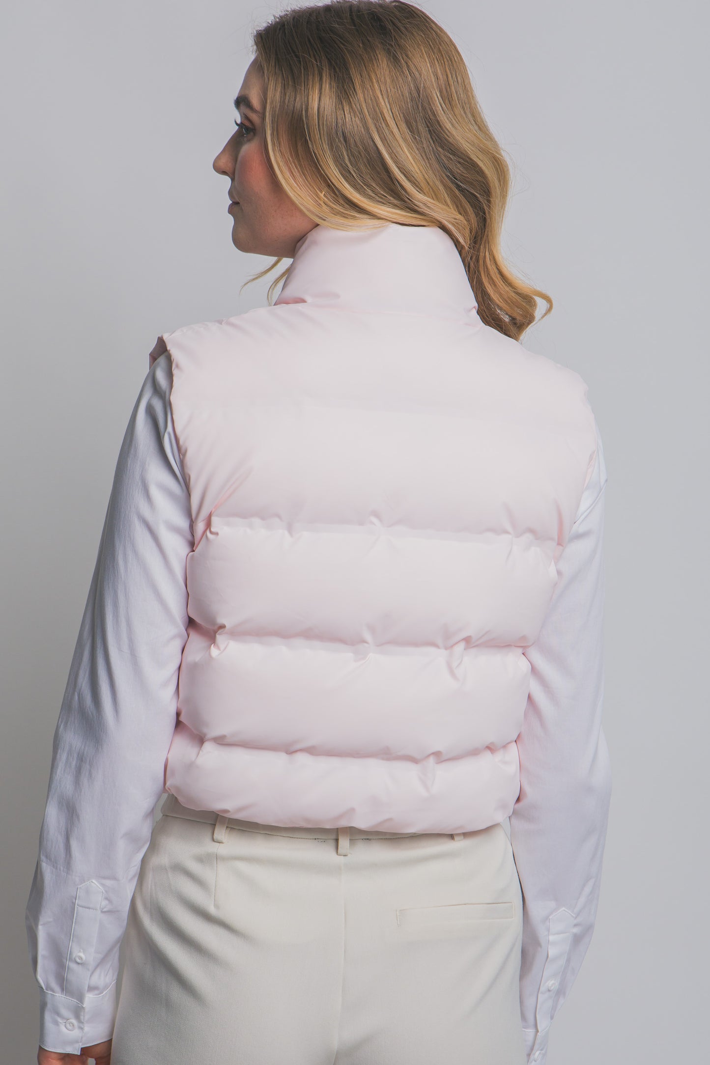 Chaleco acolchado moderno corte corto y cuello alto