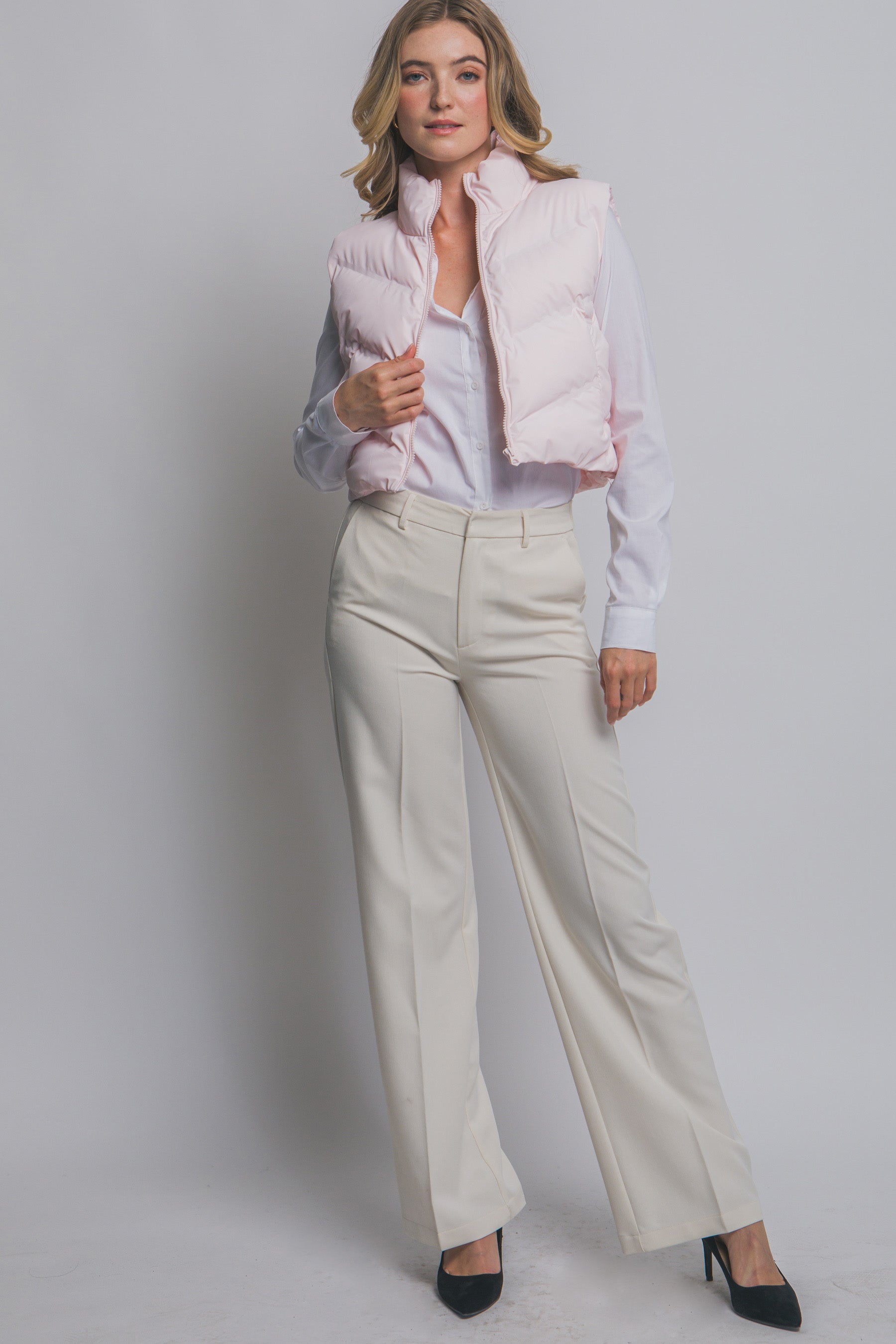 Chaleco acolchado moderno corte corto y cuello alto