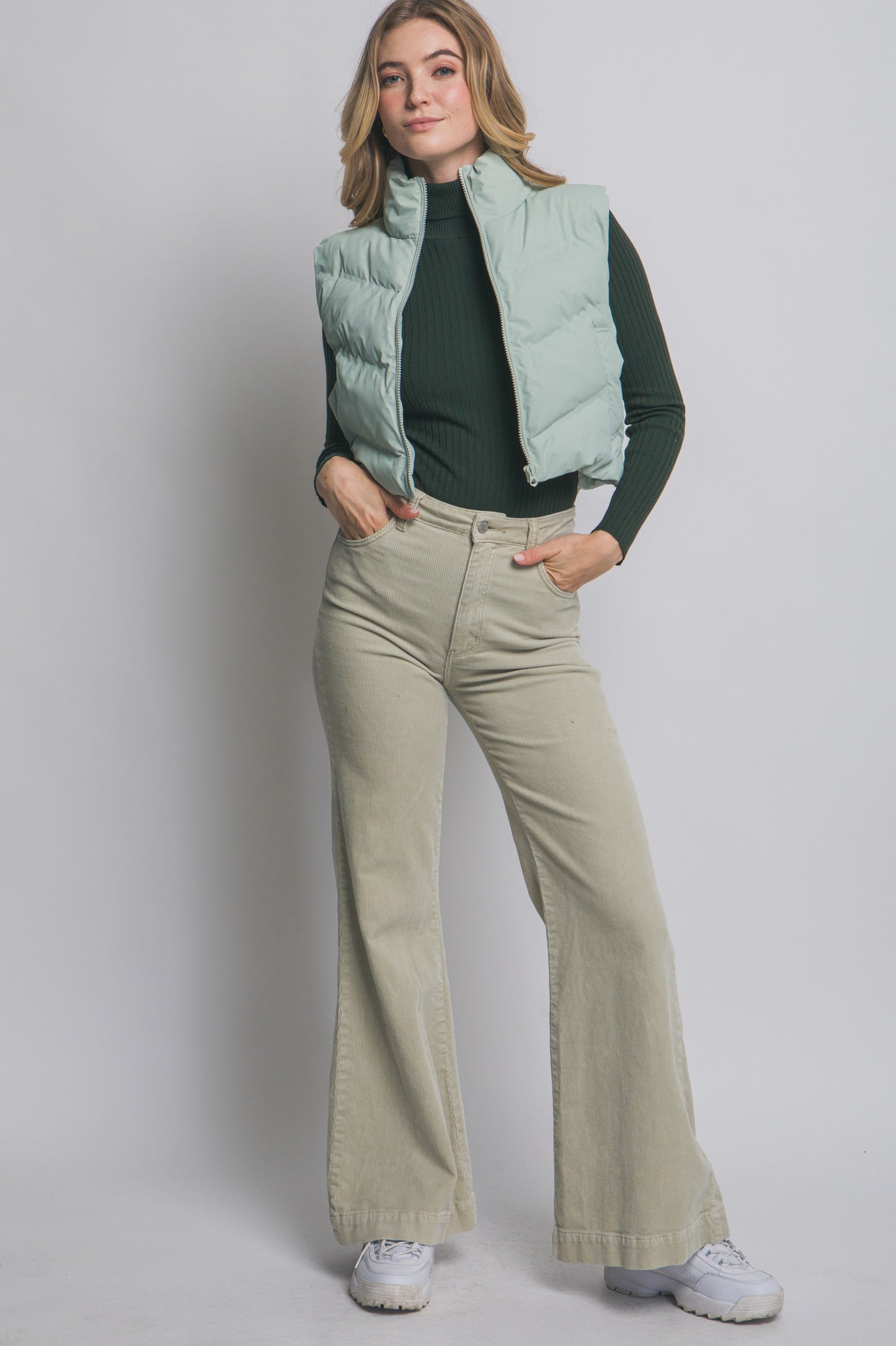 Chaleco acolchado moderno corte corto y cuello alto