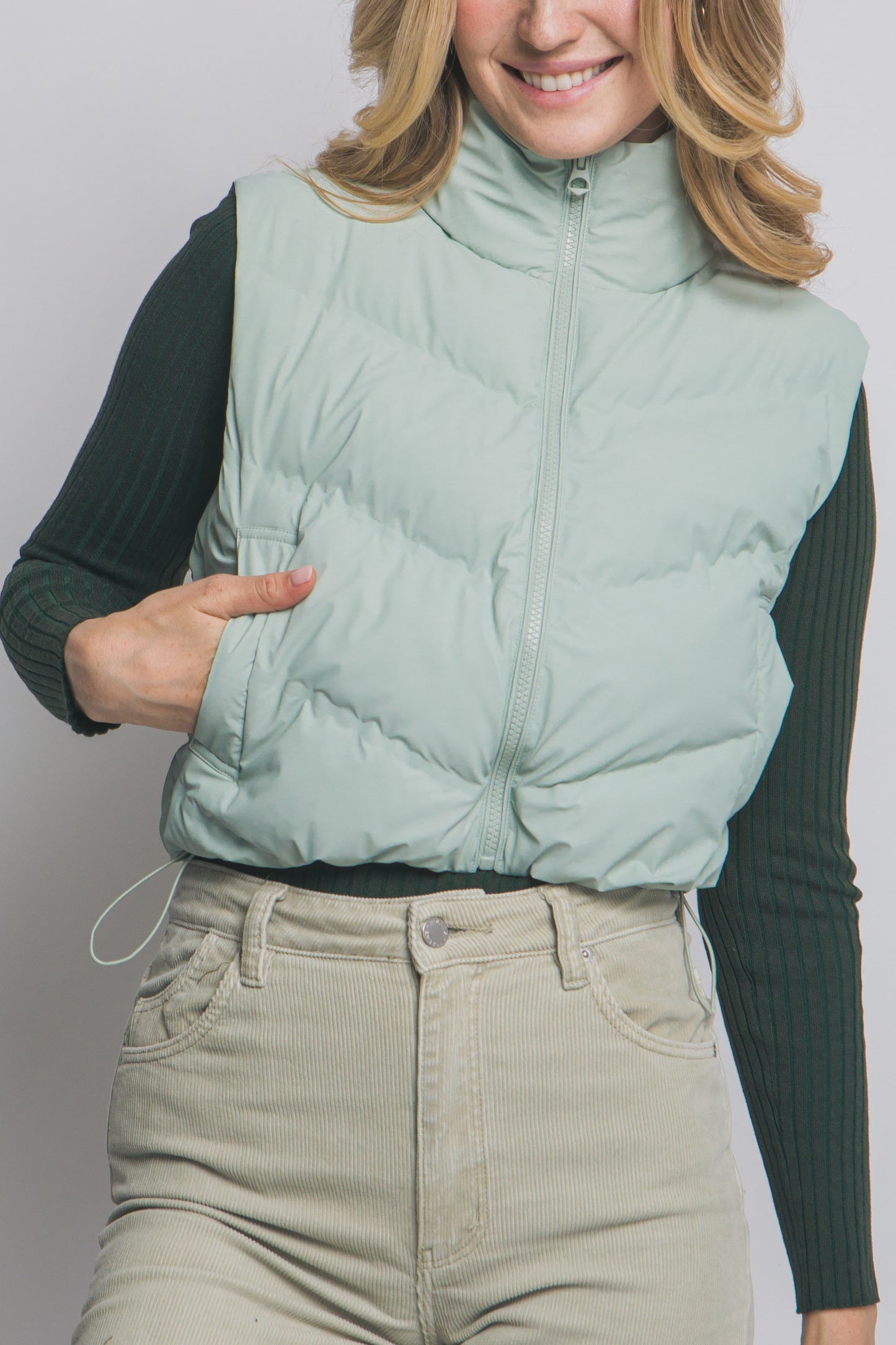 Chaleco acolchado moderno corte corto y cuello alto