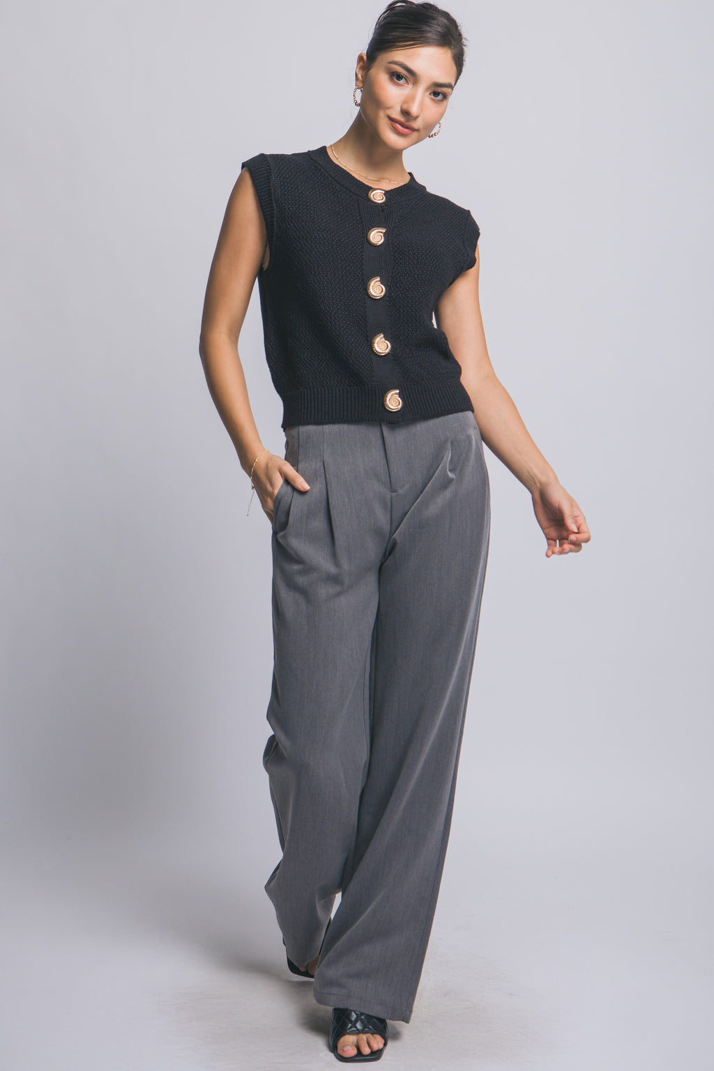 Suéter tejido sin mangas con botones decorativos dorados