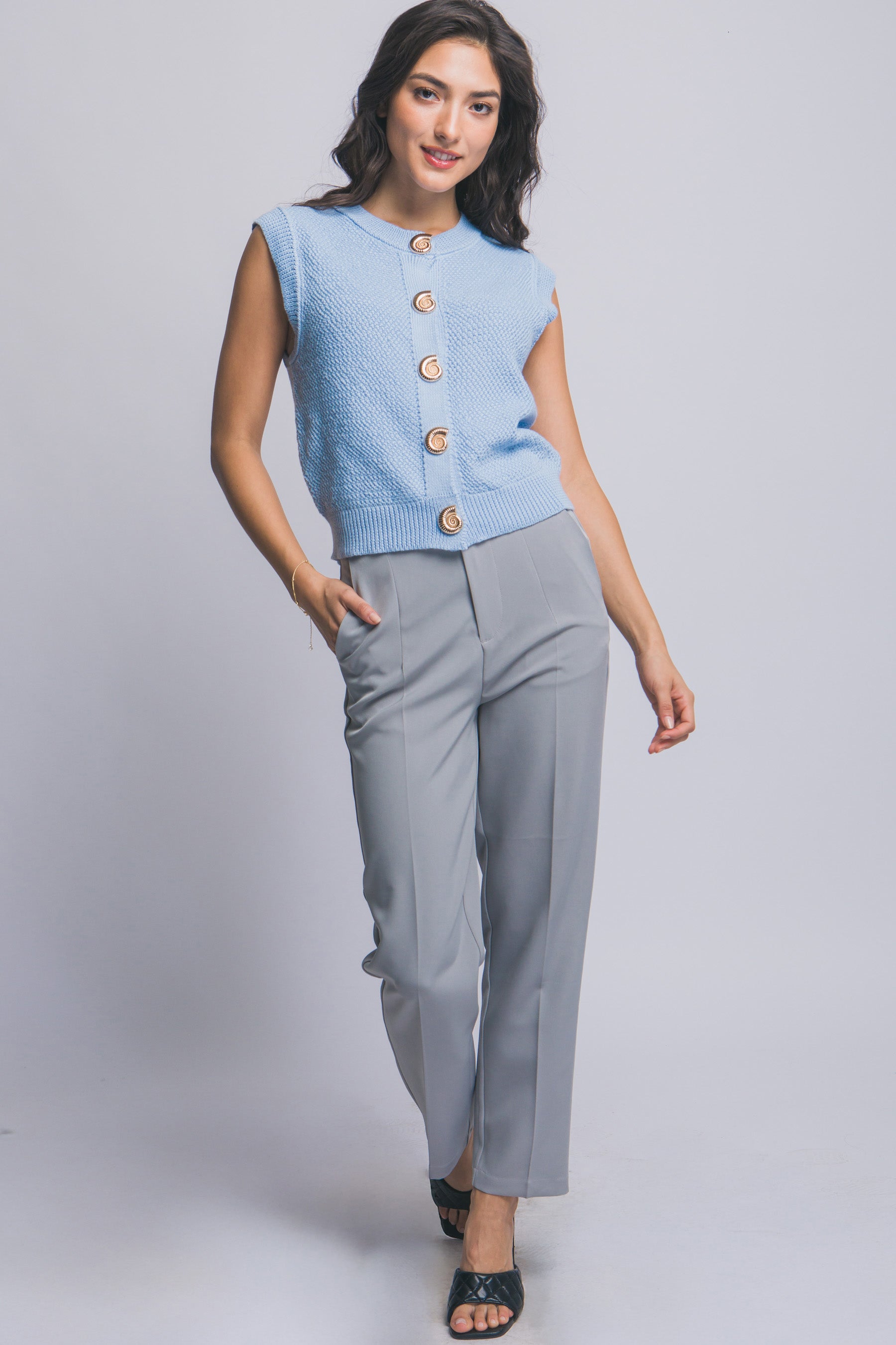 Suéter tejido sin mangas con botones decorativos dorados