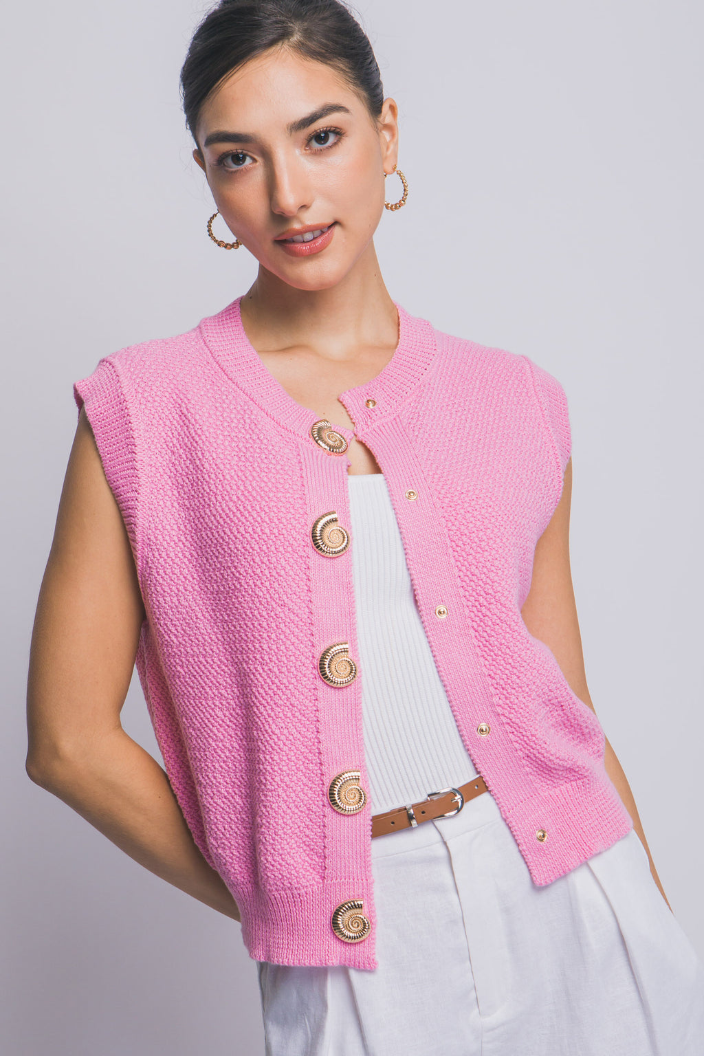 Suéter tejido sin mangas con botones decorativos dorados