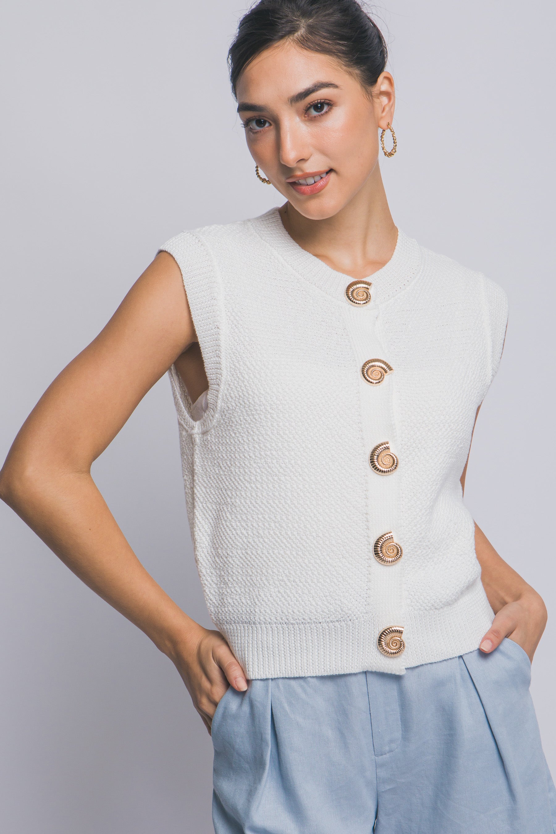 Suéter tejido sin mangas con botones decorativos dorados