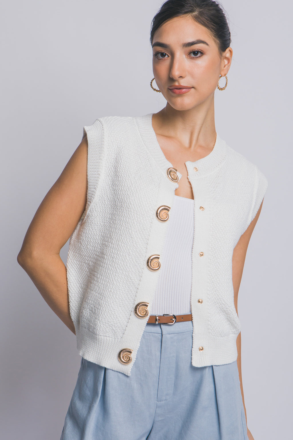 Suéter tejido sin mangas con botones decorativos dorados