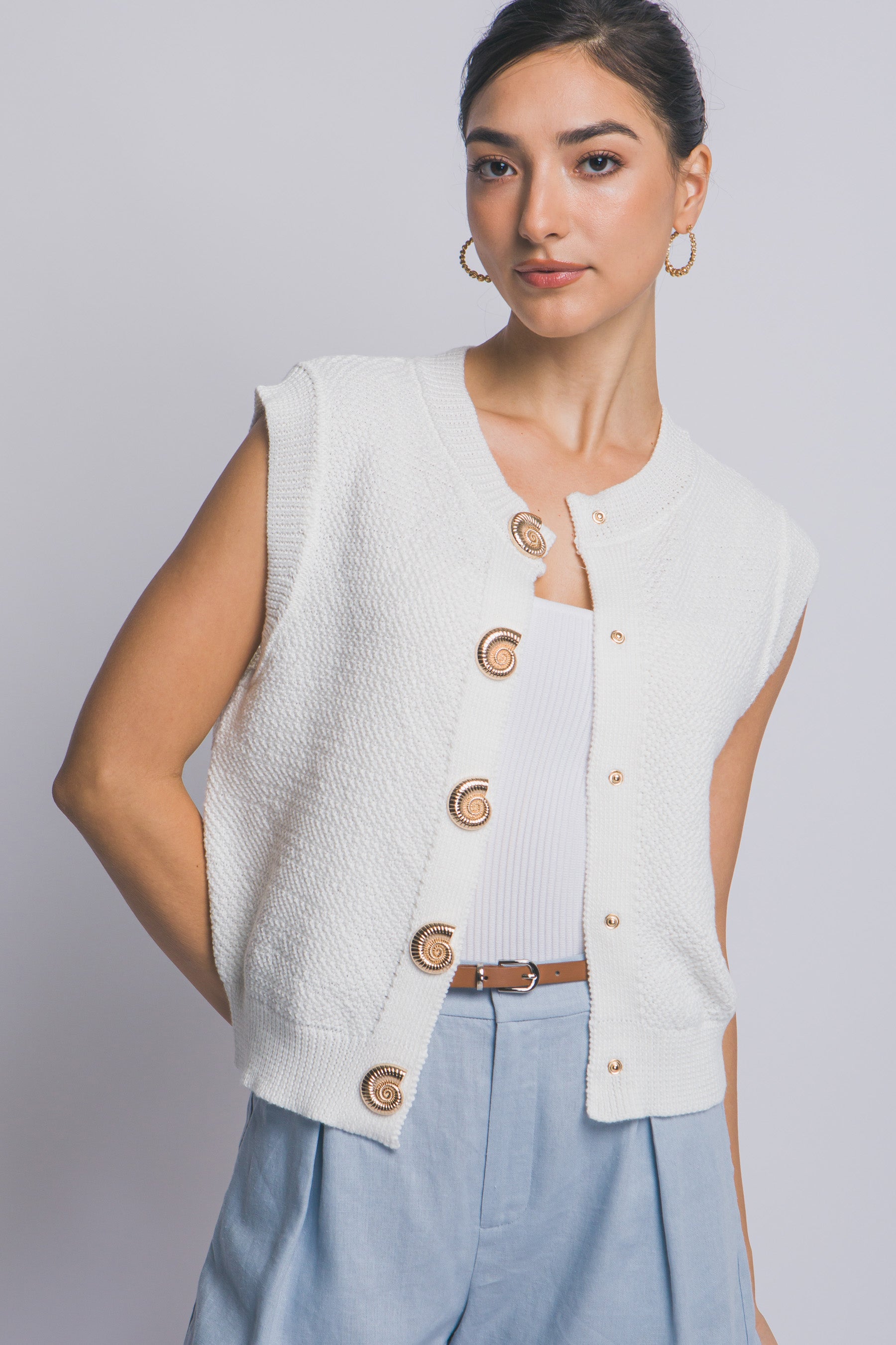 Suéter tejido sin mangas con botones decorativos dorados